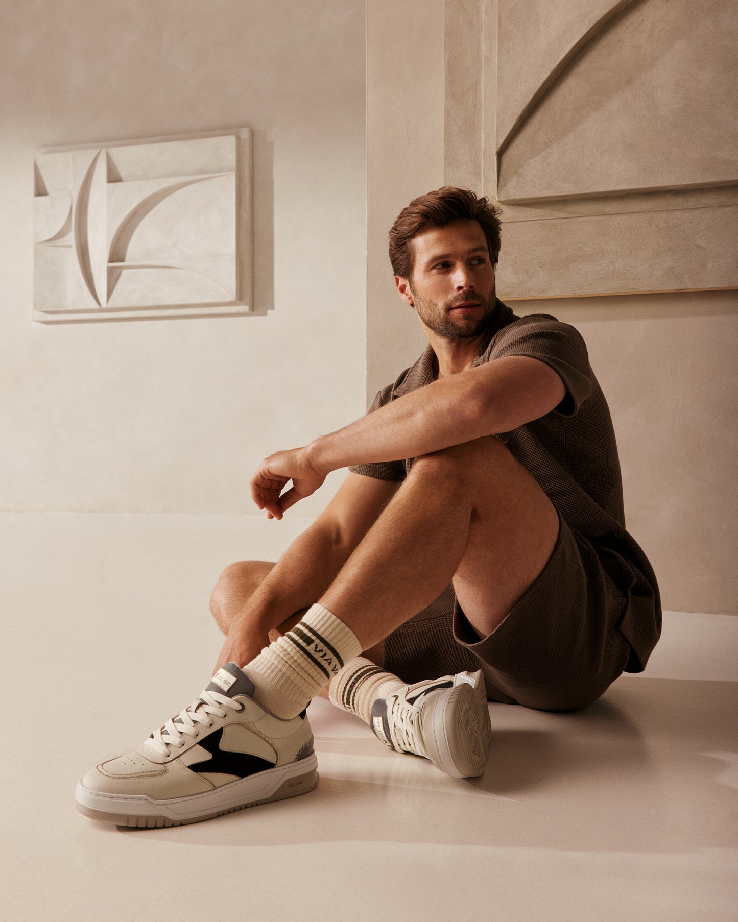 VIA VAI beige heren sneakers Jay Randy, gedragen door mannelijk model.