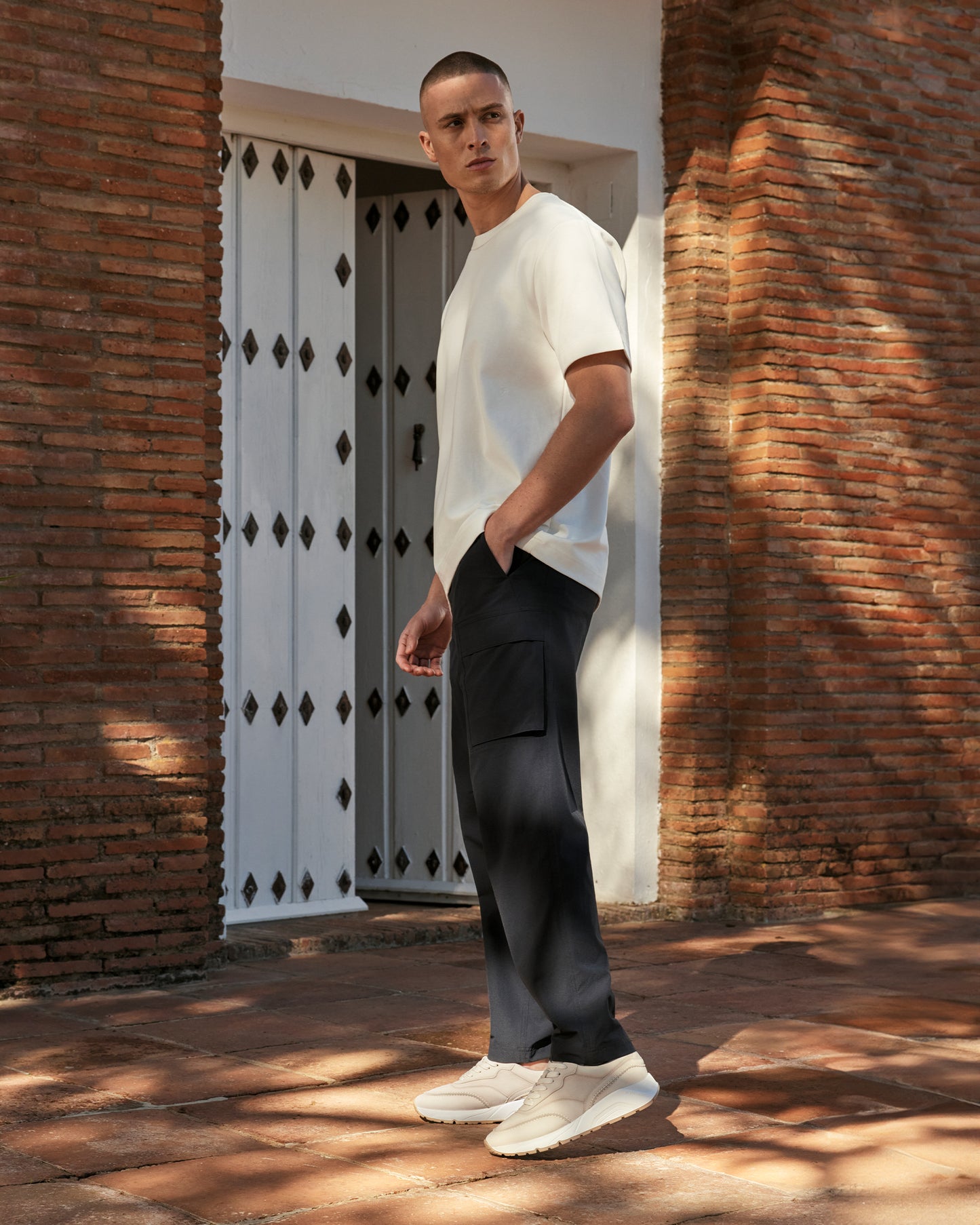 Leren beige VIA VAI heren sneakers Owen Jimmy, gedragen door mannelijk model.