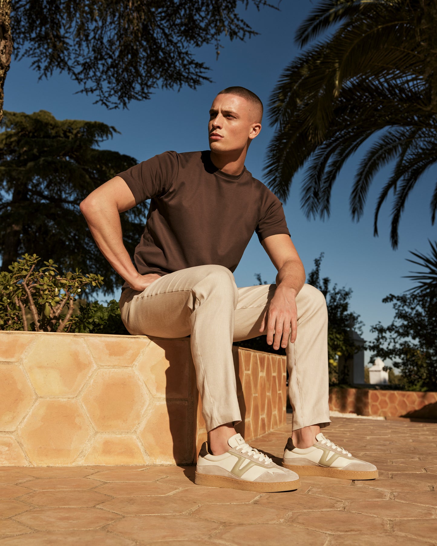 Gedragen door mannelijk model, beige VIA VAI heren sneakers Zane Dexter.