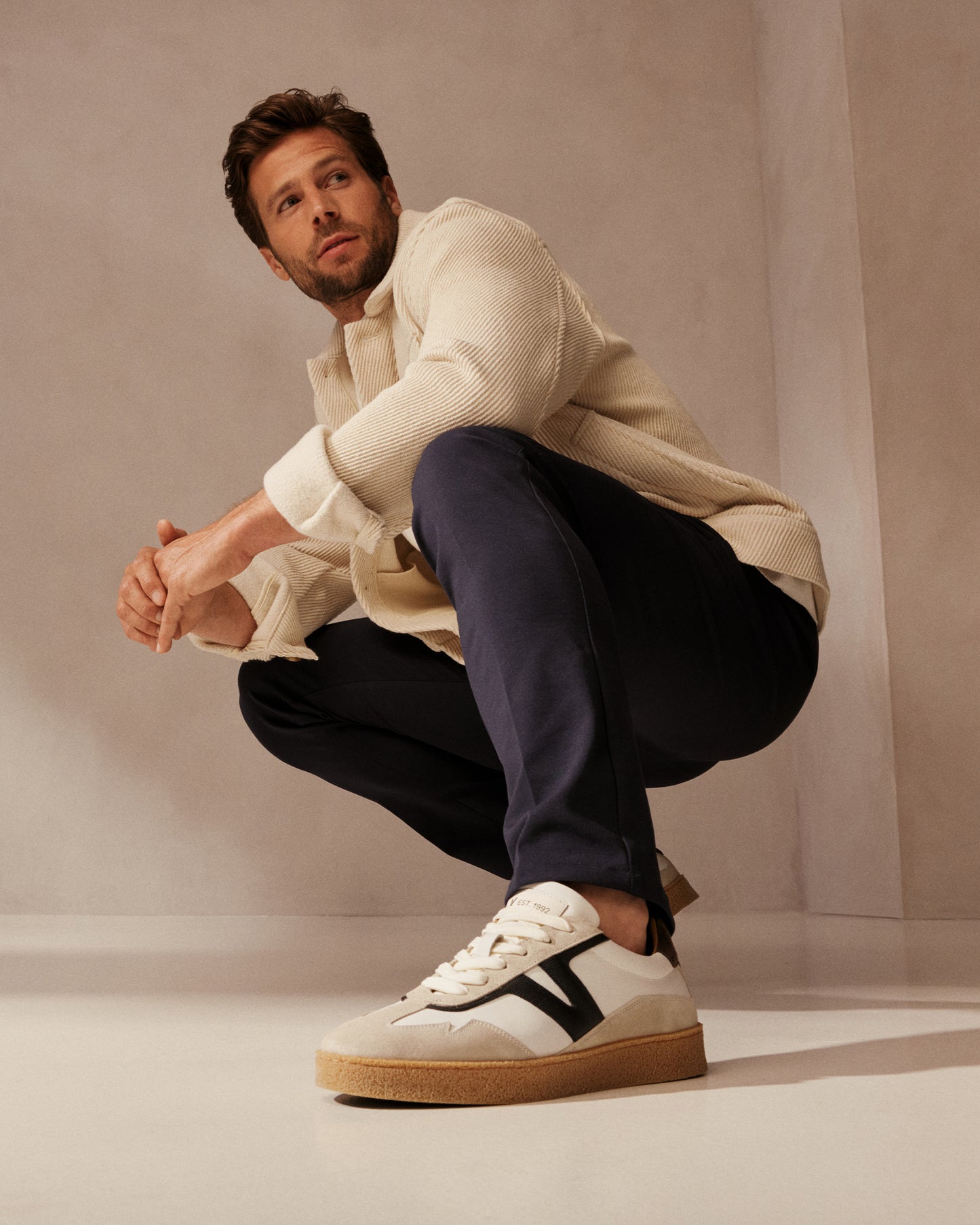 Witte VIA VAI heren sneakers Zane Dexter, gedragen door mannelijk model.
