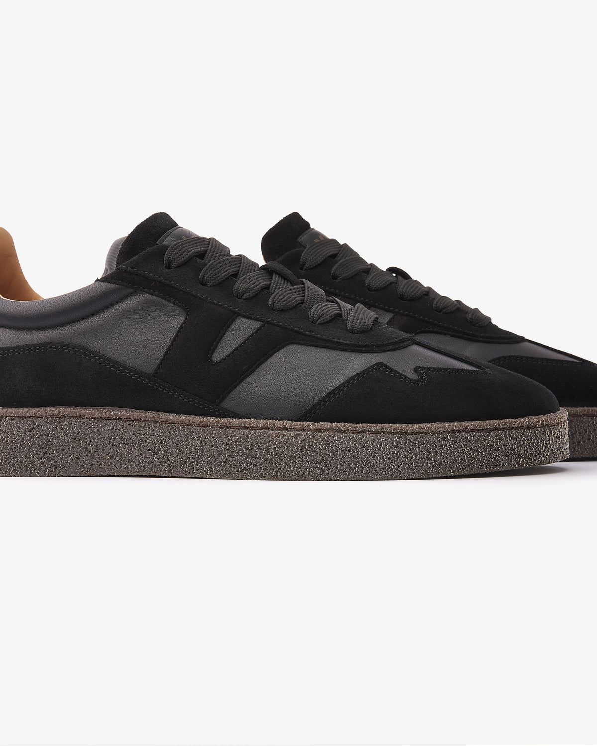 VIA VAI Zane Dexter zwarte sneakers heren – detail van materiaalstructuur in leer en suède