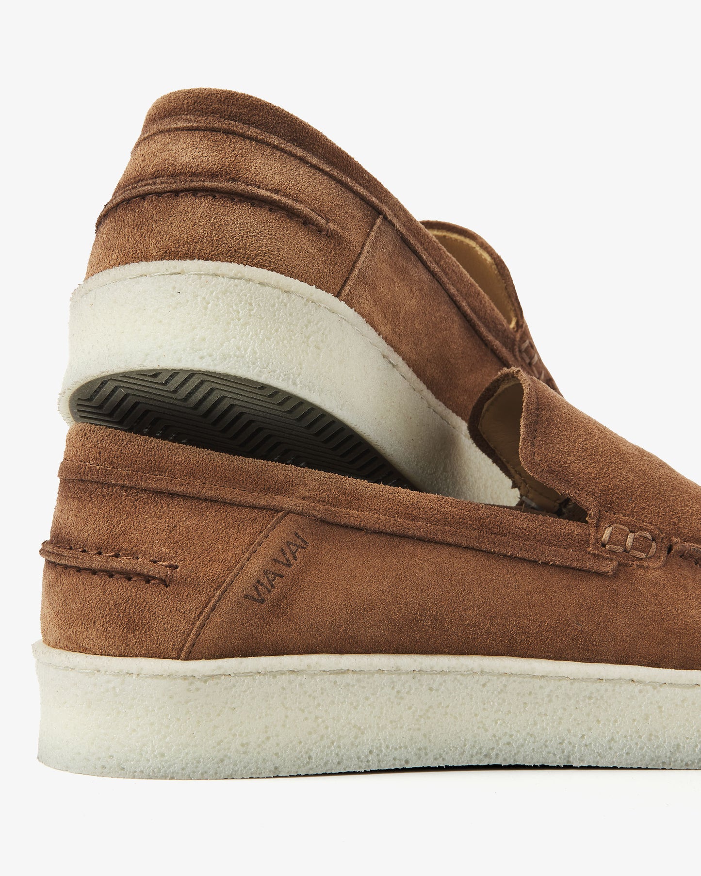 Detailfoto van bruine suède VIA VAI heren loafer Zane Tyler.