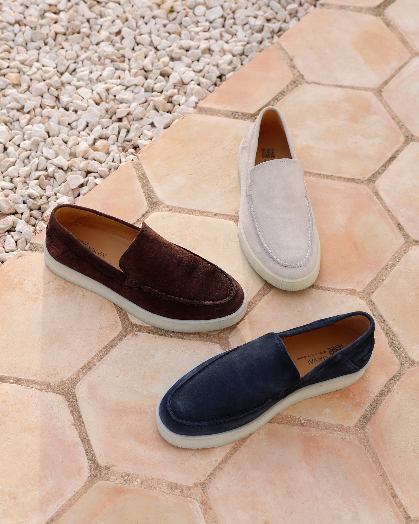 Donkerblauwe, beige en bruine suède VIA VAI heren loafers Zane Tyler op stenen ondergrond.