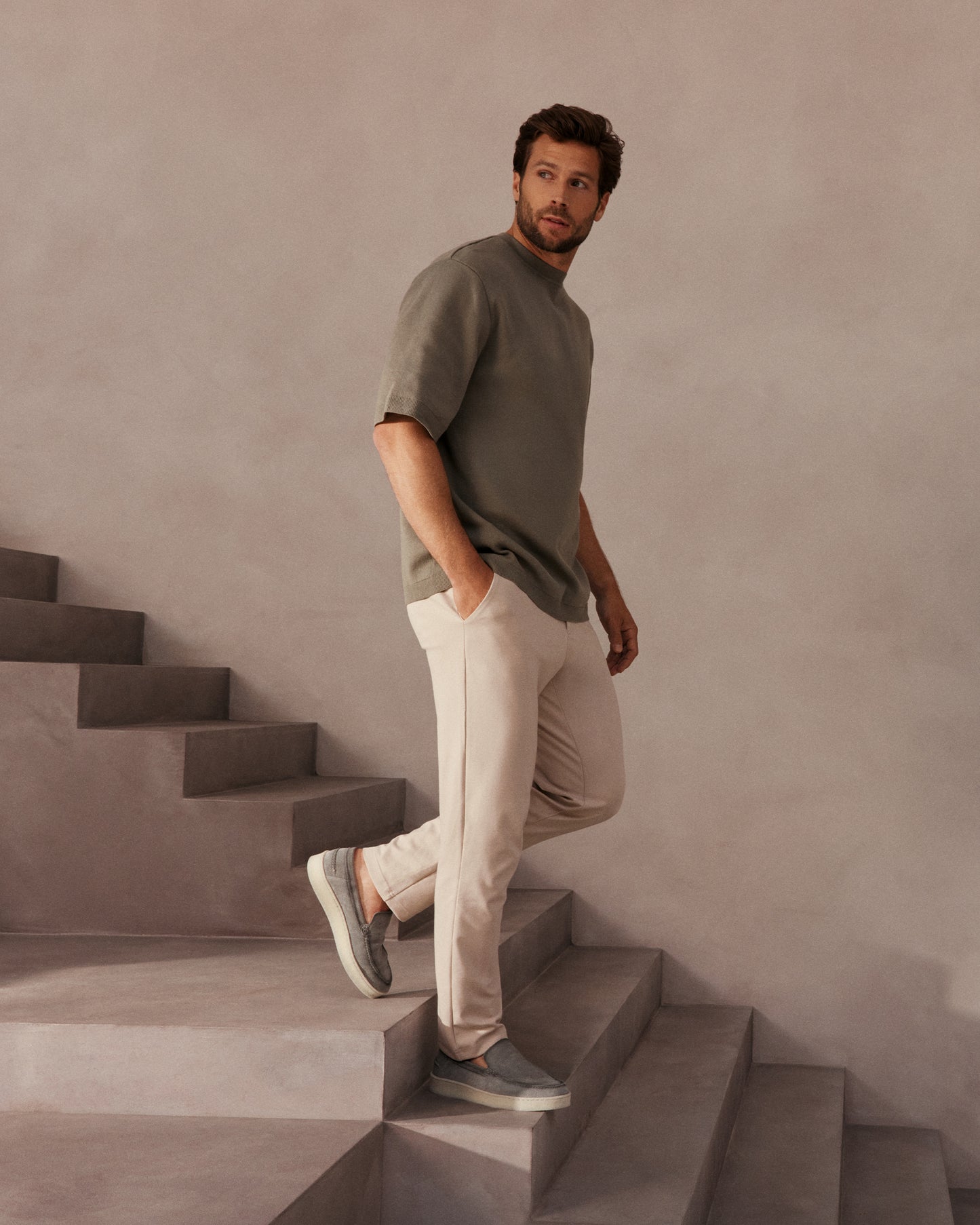 VIA VAI Zane Tyler suède grijze loafers heren, gedragen door mannelijk model.