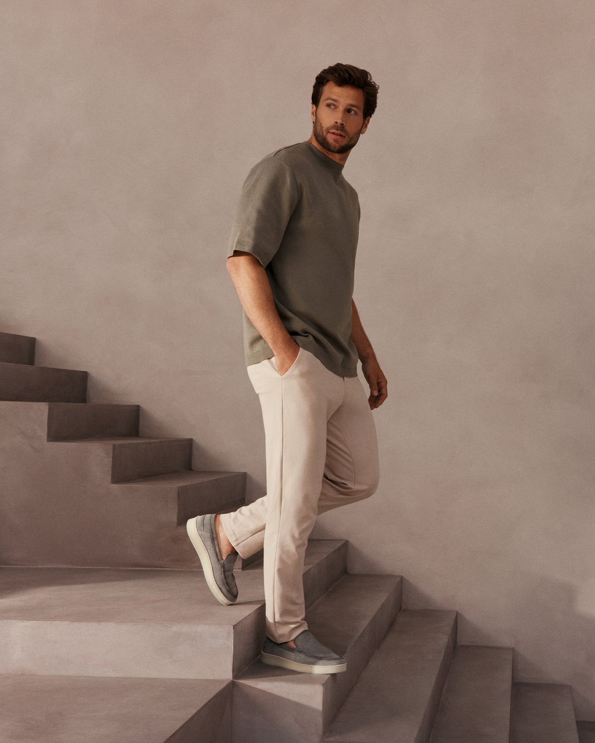 VIA VAI Zane Tyler suède grijze loafers heren, gedragen door mannelijk model.