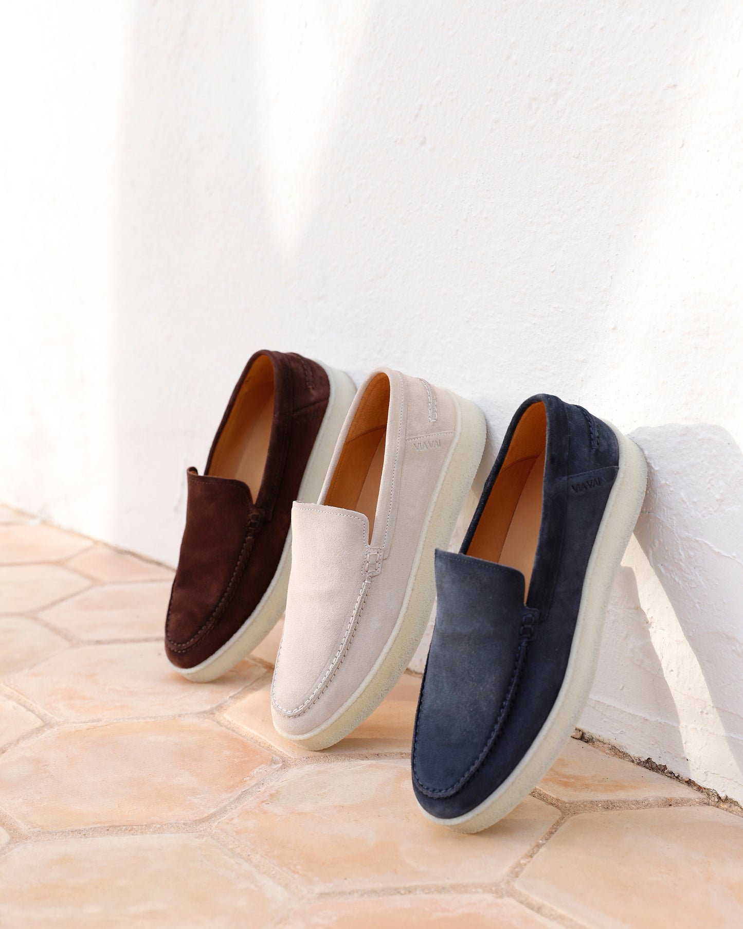VIA VAI beige, bruine en donkerblauwe suède heren loafers Zane Tyler, staand tegen witte muur.