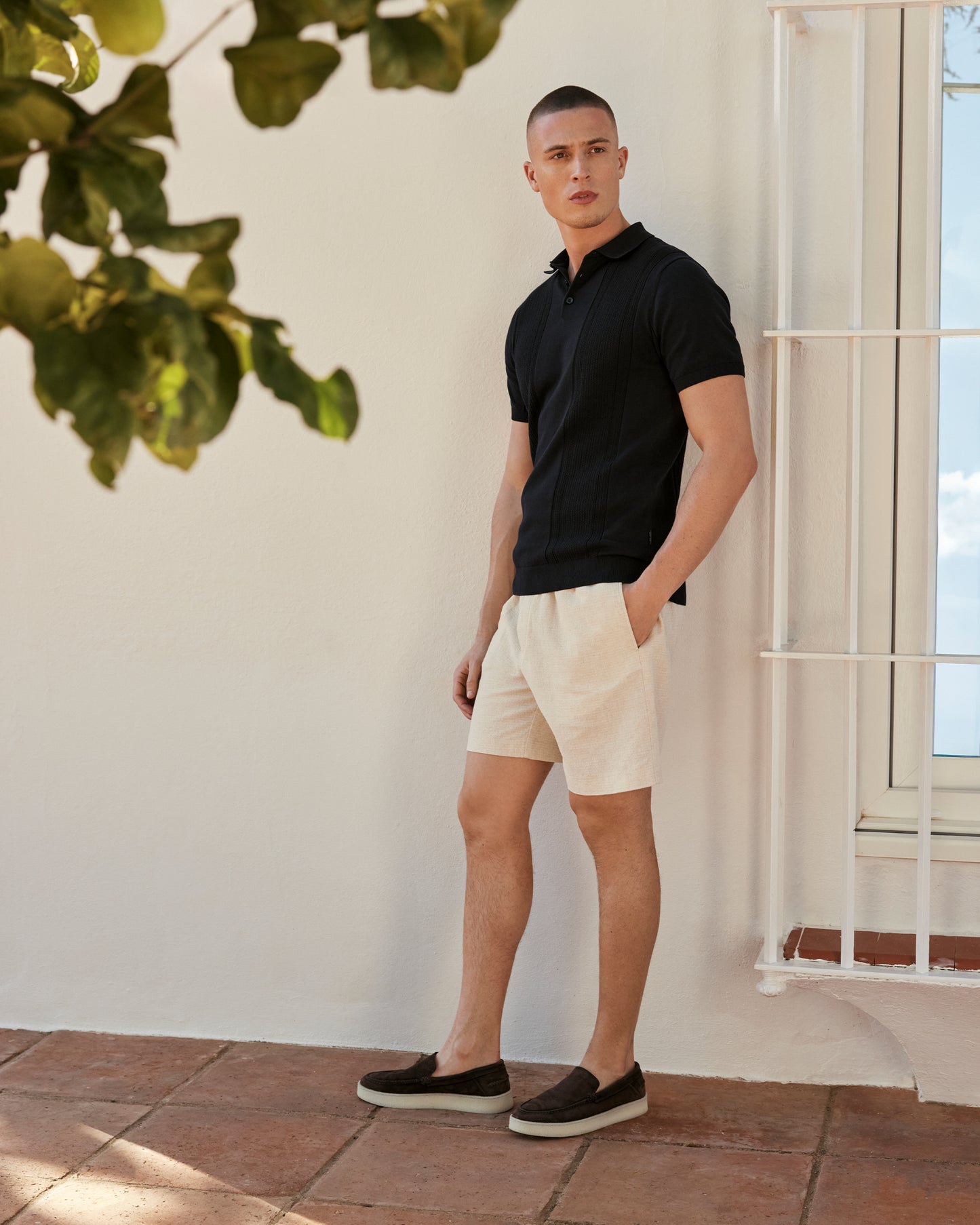 Gedragen door mannelijk model, bruine suède VIA VAI heren loafers Zane Tyler.