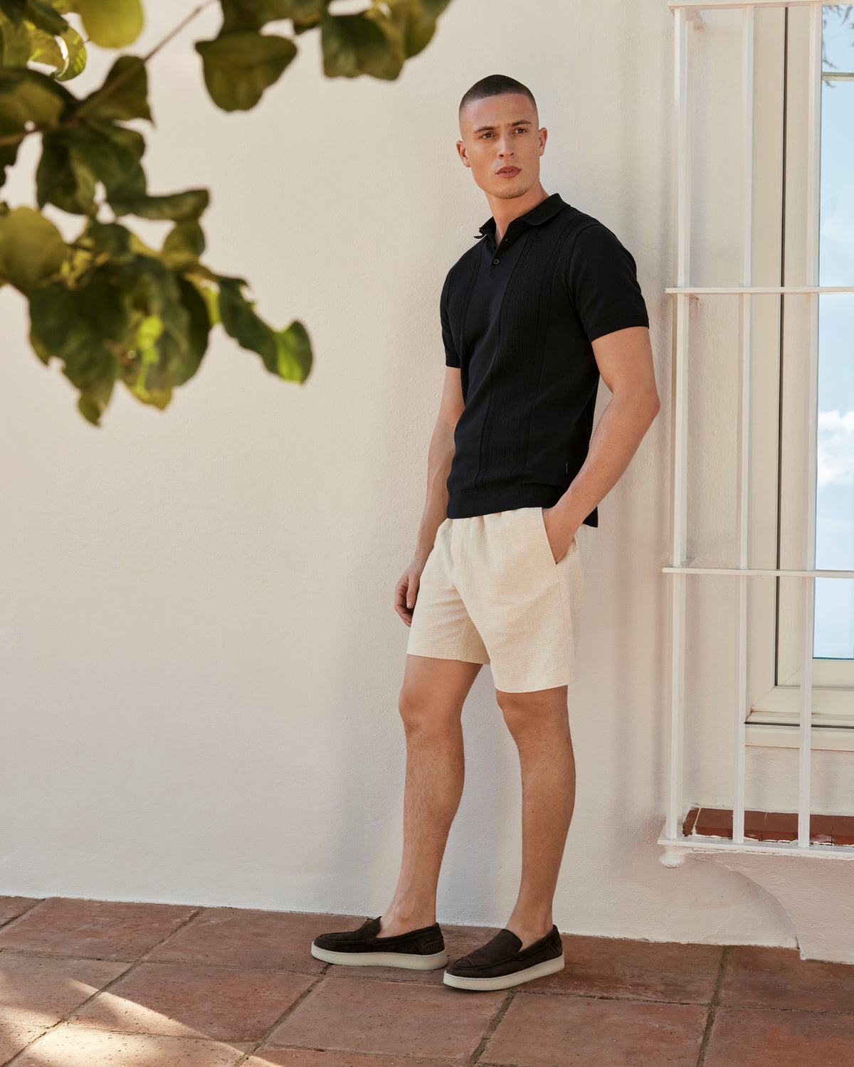 Gedragen door mannelijk model, bruine suède VIA VAI heren loafers Zane Tyler.