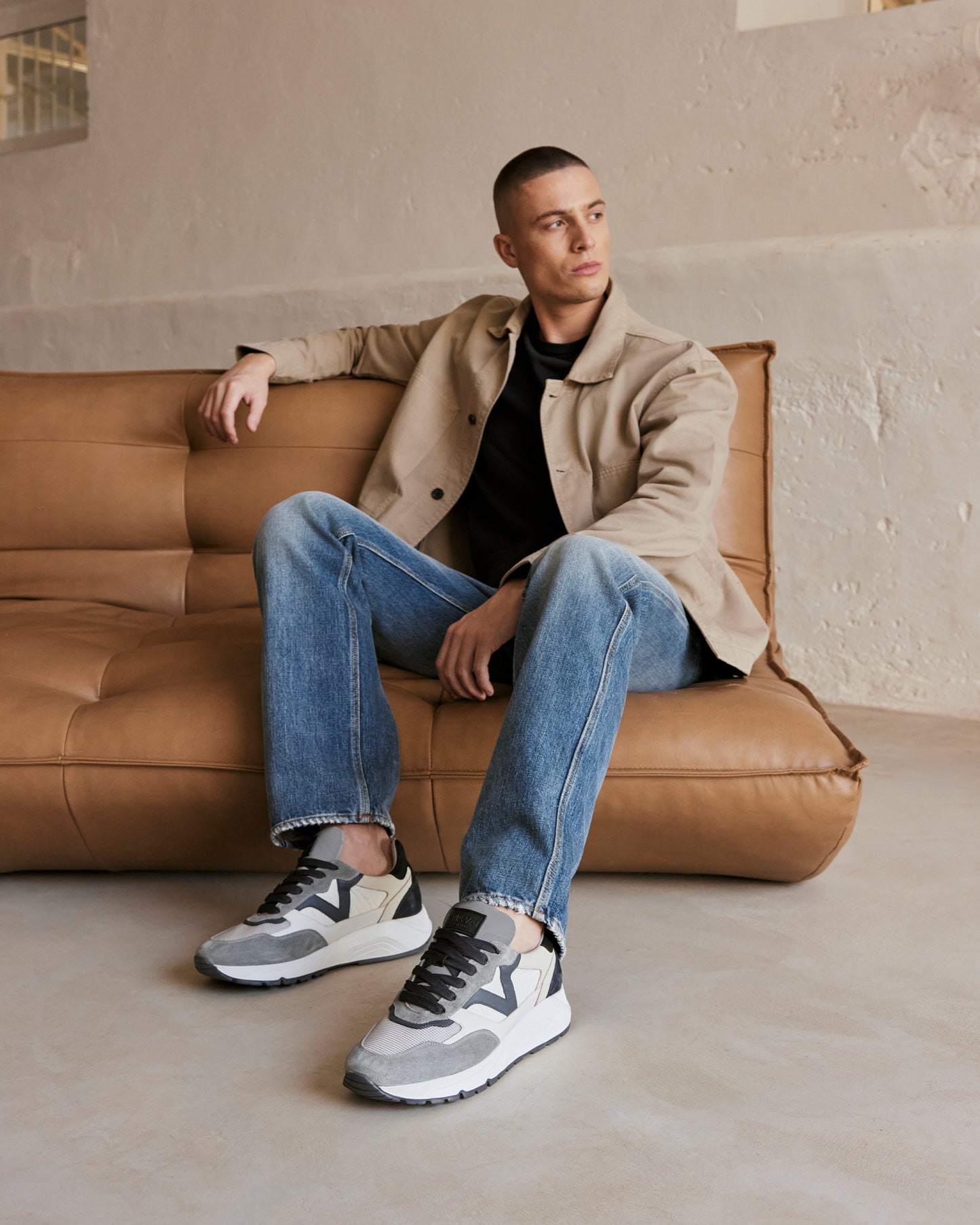 Grijze VIA VAI heren sneakers Owen Cody, gedragen door mannelijk model.