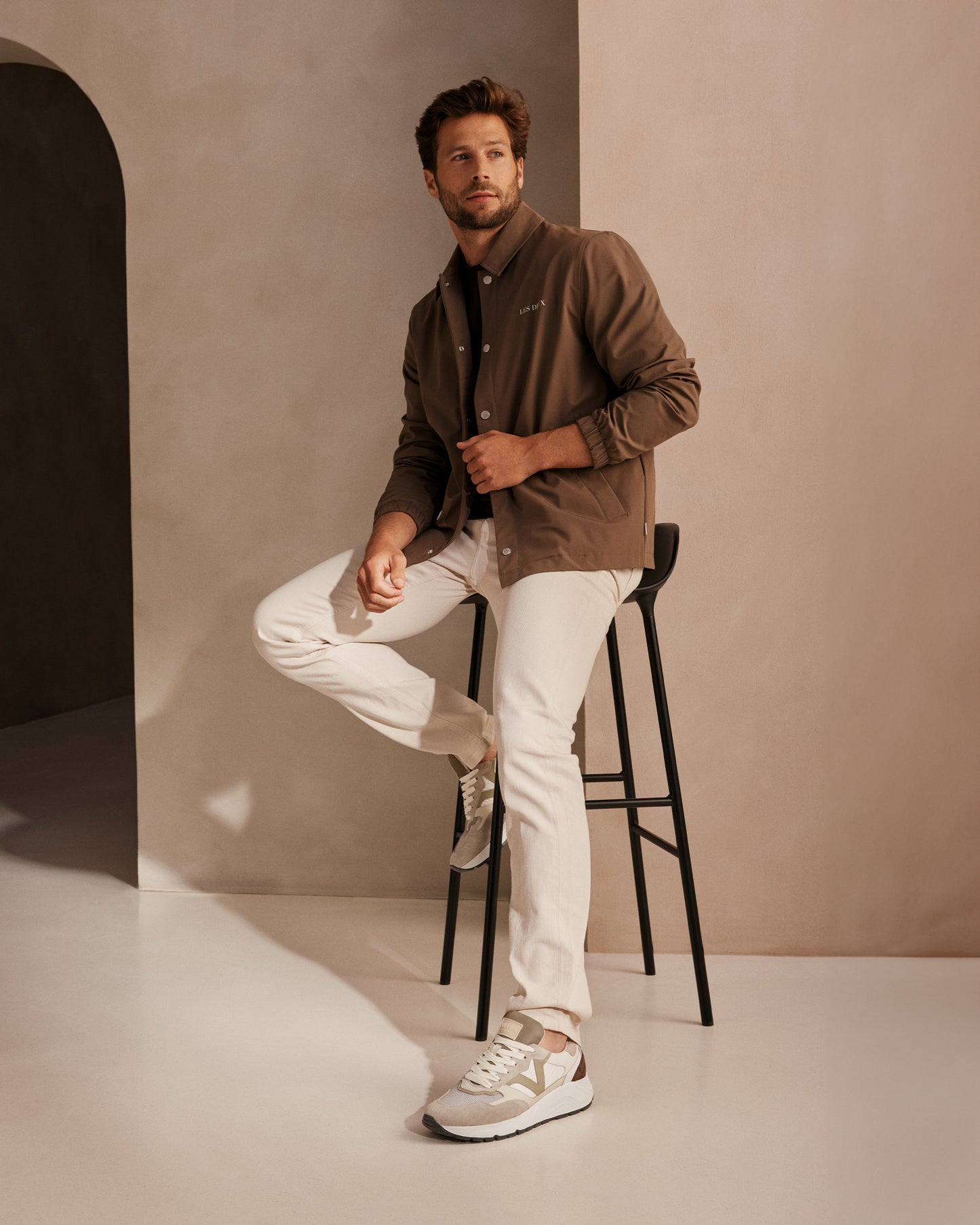 Beige VIA VAI heren sneakers Zane Dexter, gedragen door mannelijk model.