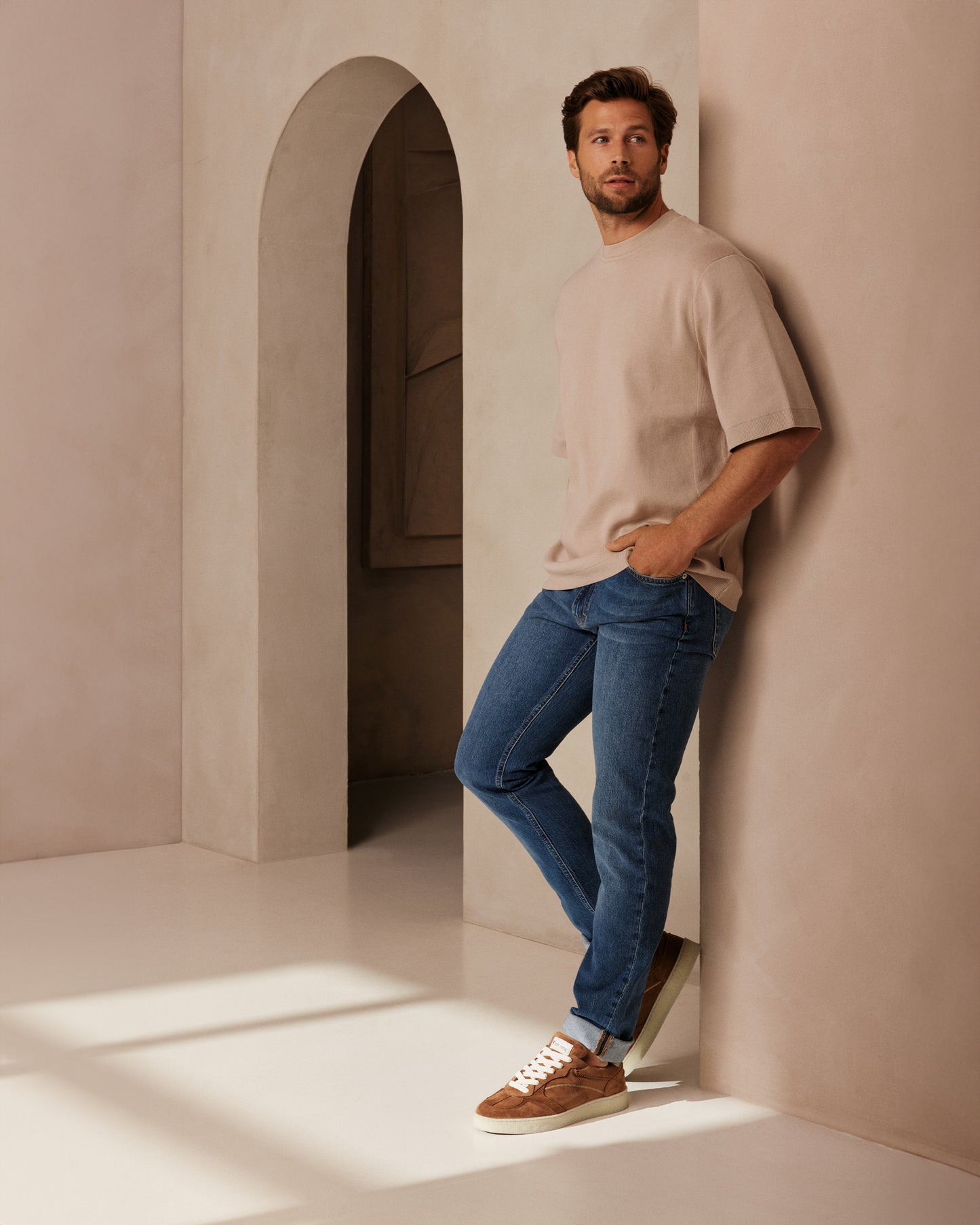 Cognac suède VIA VAI heren sneakers Zane Ethan, gedragen door mannelijk model.