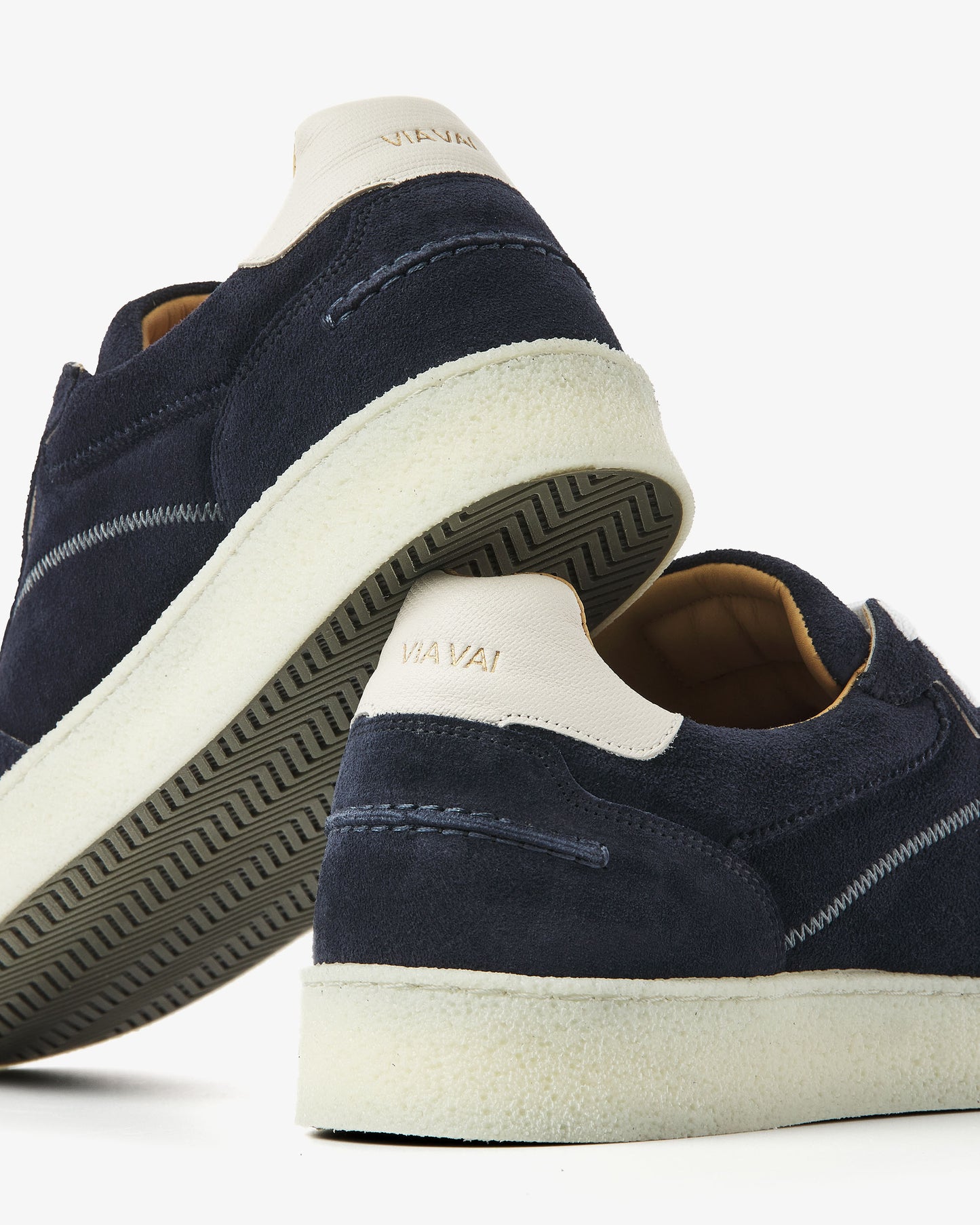 Blauwe suède VIA VAI Zane Ethan heren sneakers, detailfoto.