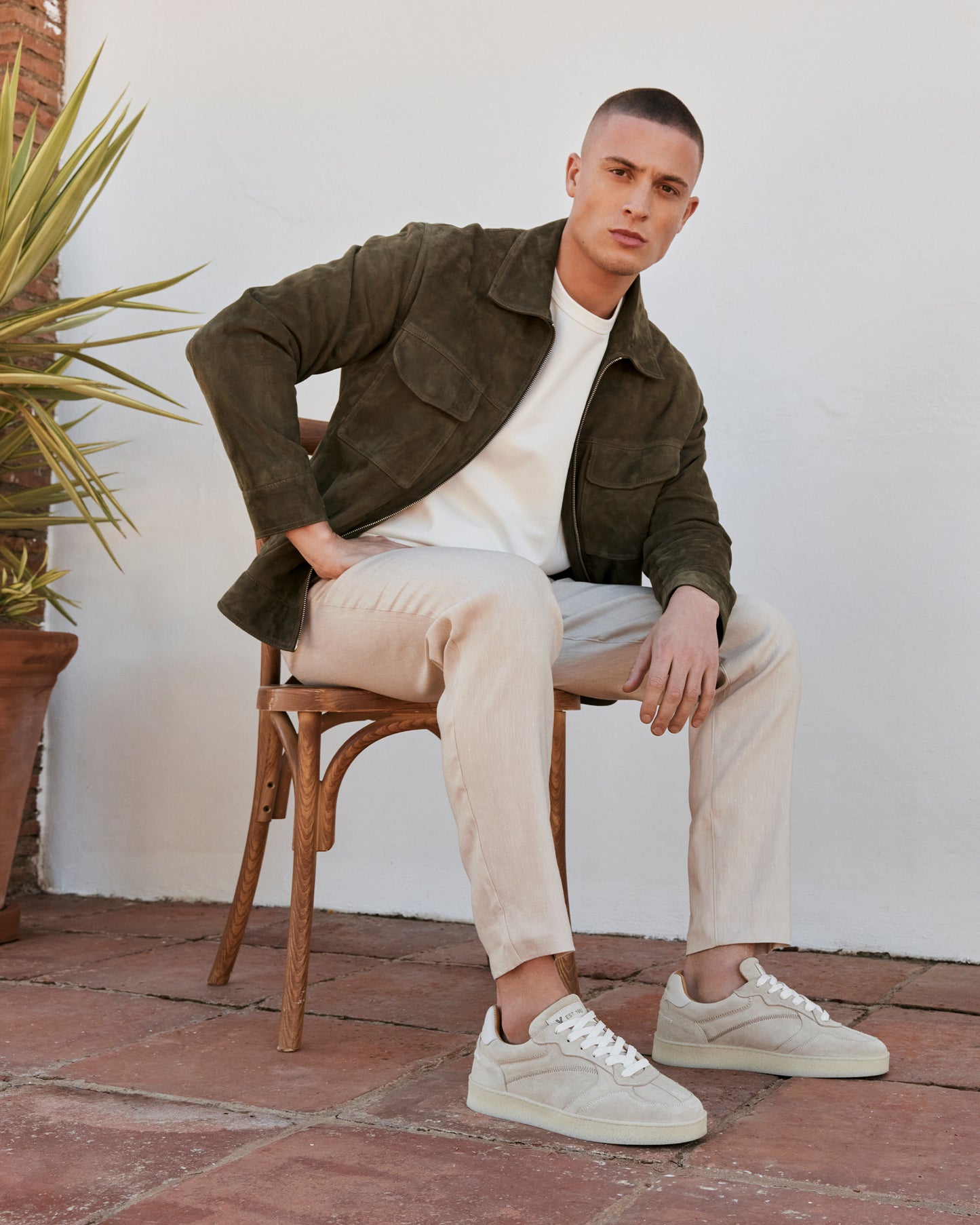 VIA VAI Zane Ethan suède beige sneakers heren, gedragen door mannelijk model