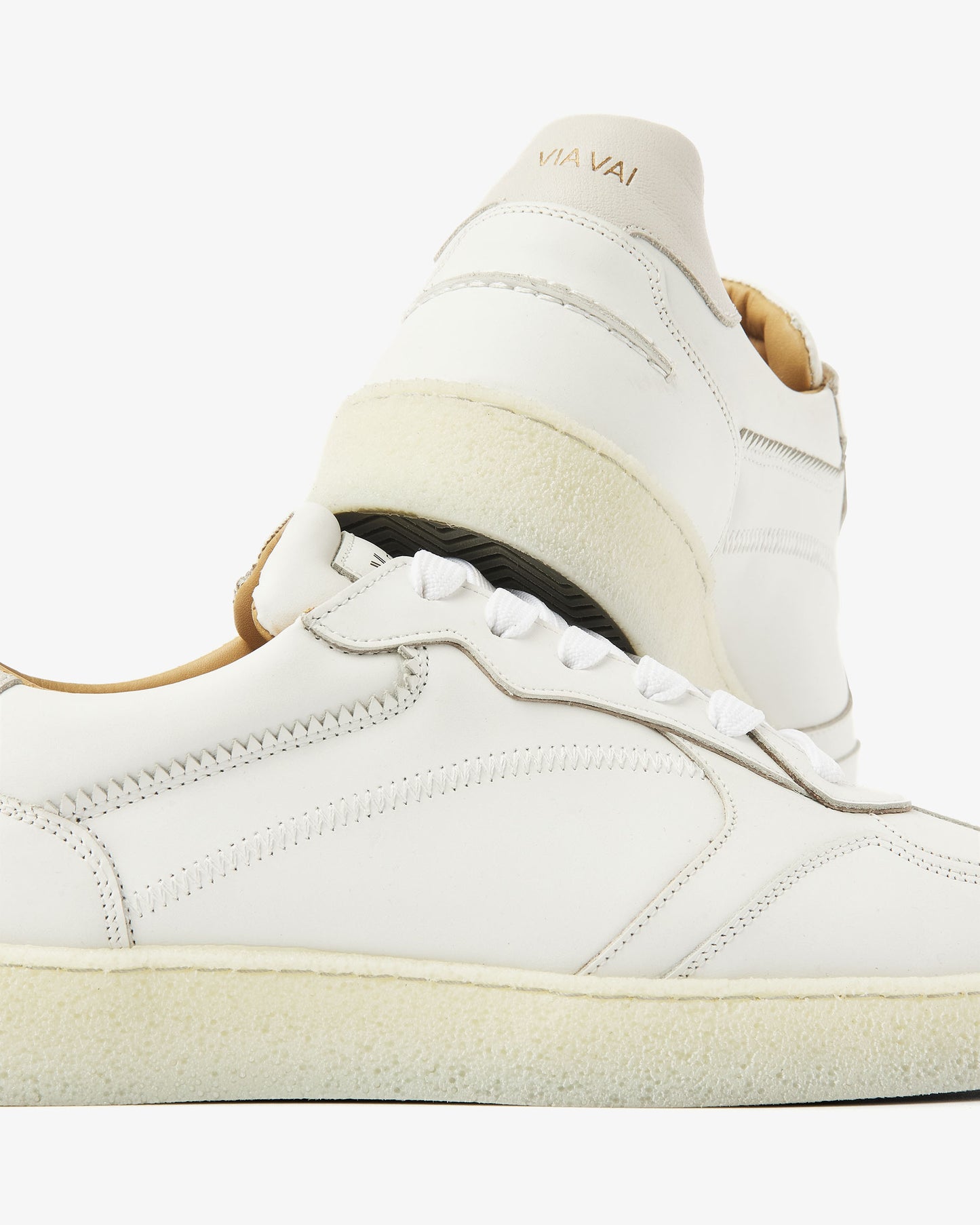 Detailfoto van VIA VAI witte suède heren sneakers Zane Ethan.
