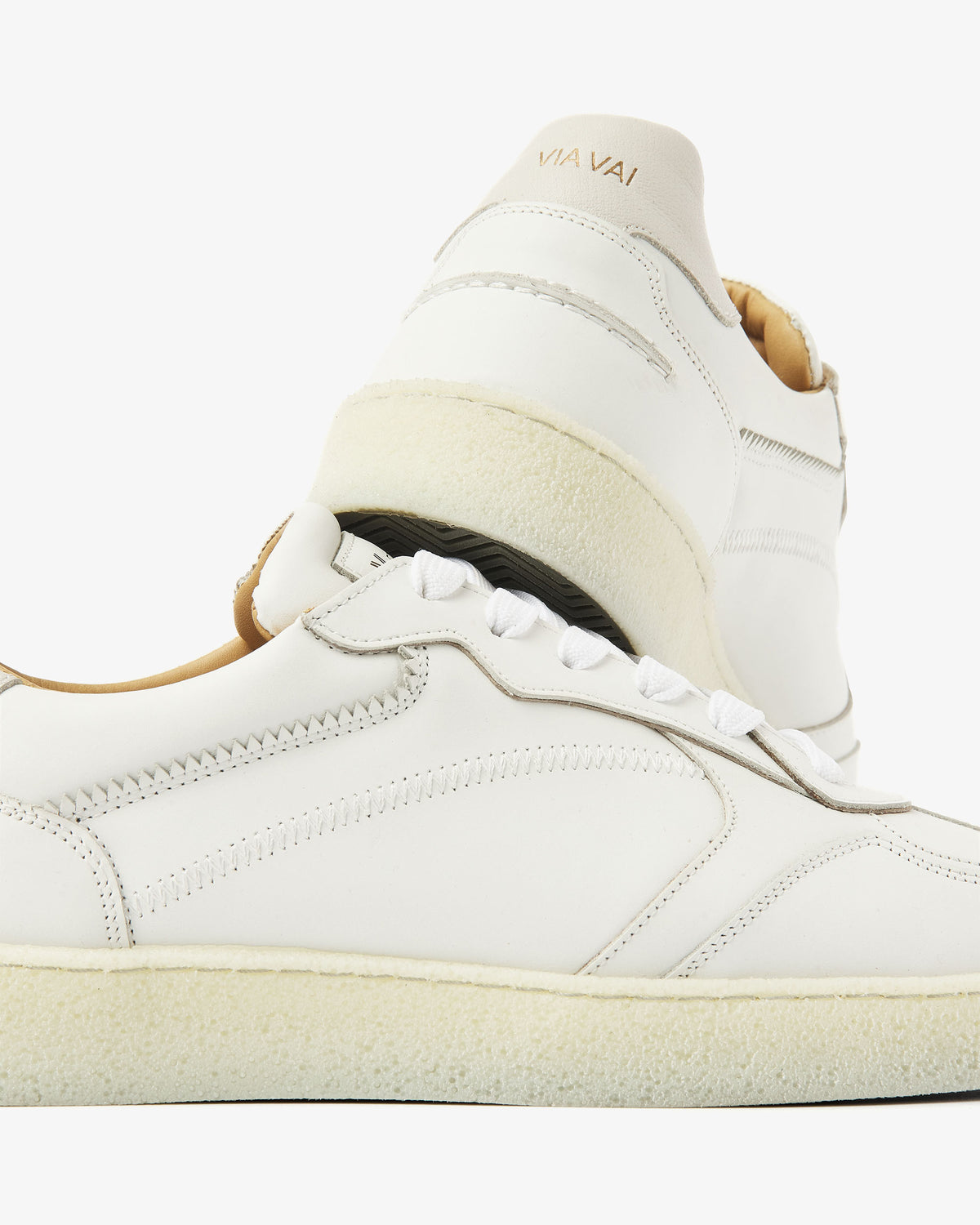 Detailfoto van VIA VAI witte suède heren sneakers Zane Ethan.