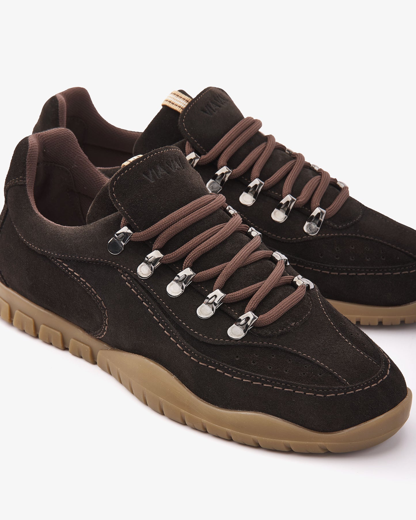 VIA VAI Frenkie Mavis bruine sneakers heren – detail van materiaalstructuur in suède en mesh