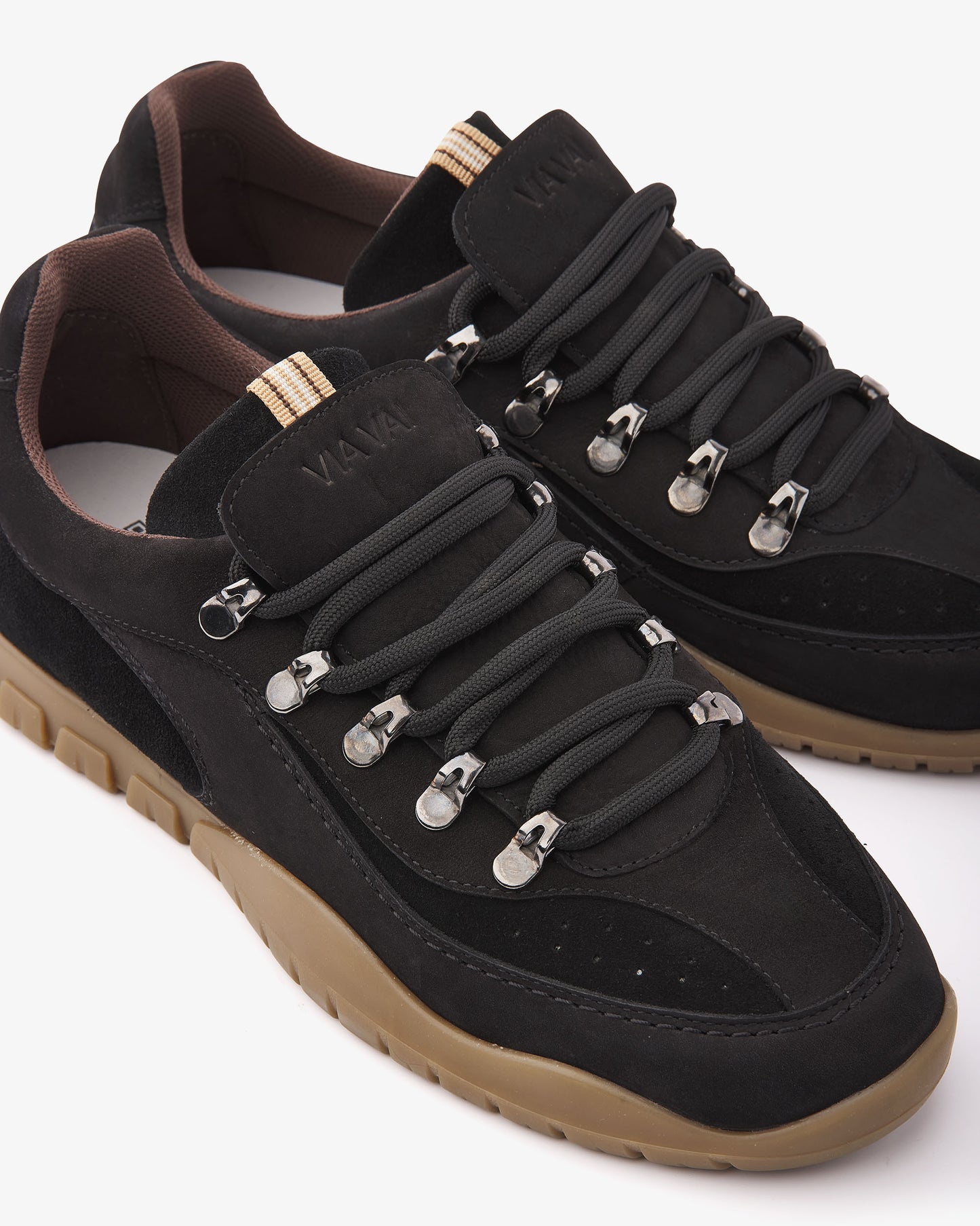 VIA VAI Frenkie Mavis zwarte sneakers heren – detail van materiaalstructuur in suède en mesh