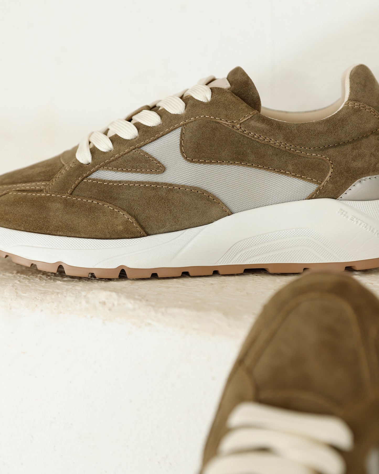 VIA VAI Owen Benson groene sneakers heren, detailfoto van zijaanzicht op witte trap.