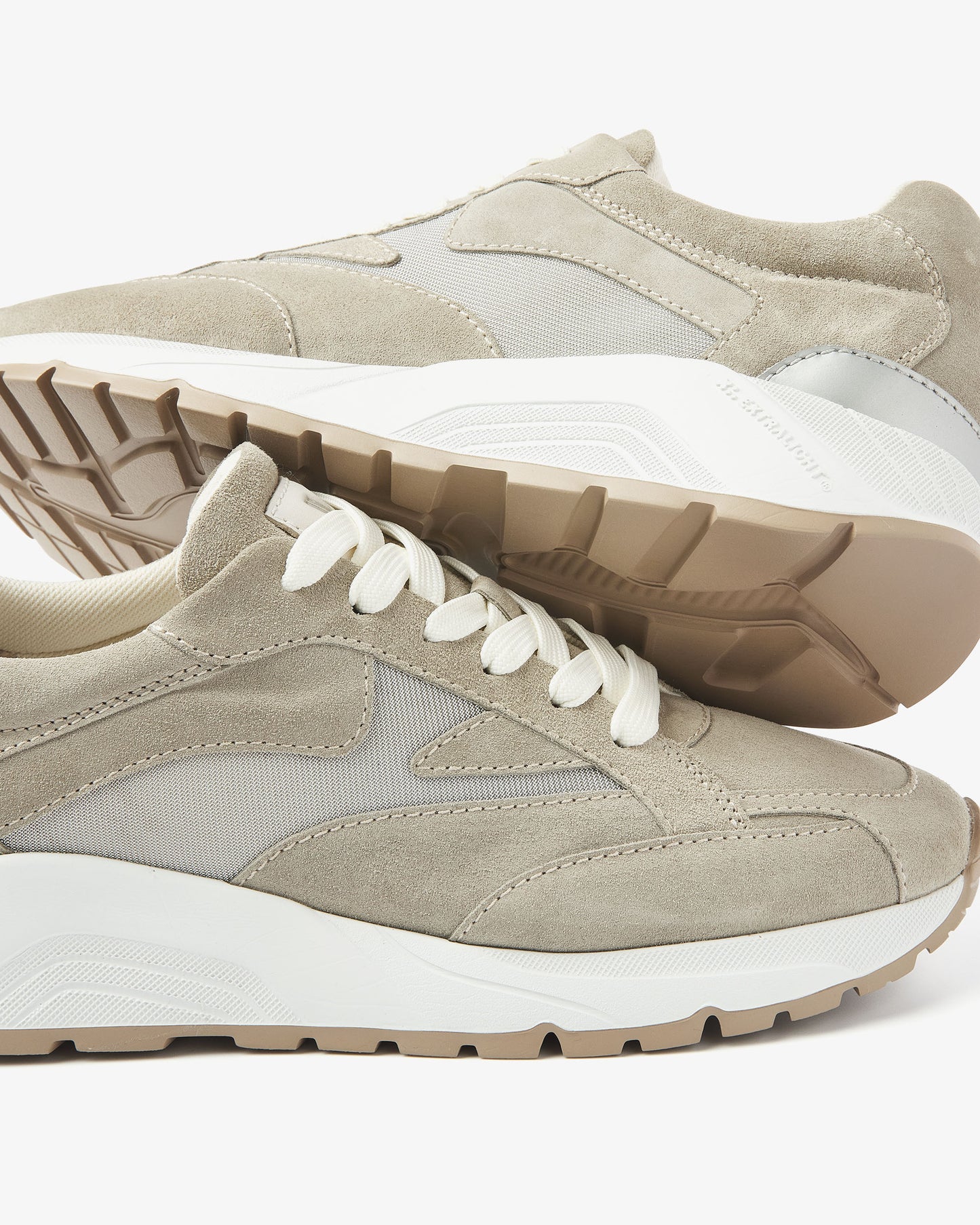Detailfoto van VIA VAI grijze heren sneakers Owen Benson.