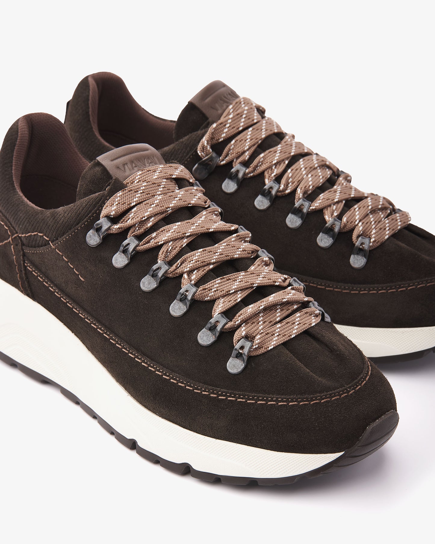VIA VAI Owen Spencer bruine sneakers heren – detail van materiaalstructuur in suède en mesh