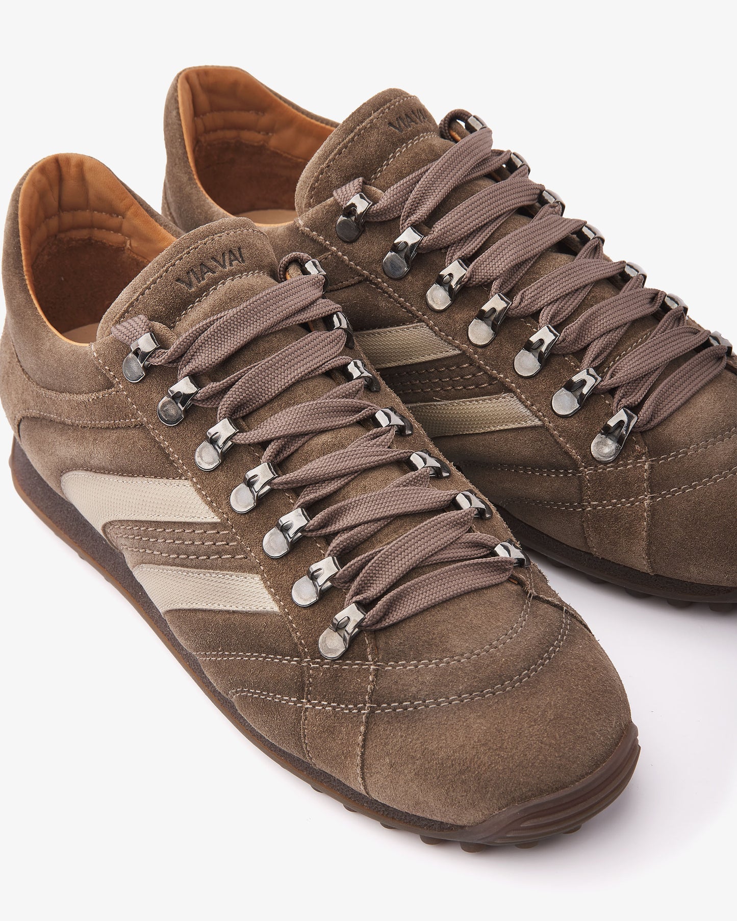 VIA VAI Jack Nathan bruine sneakers heren – detail van stiksels in leer en suède