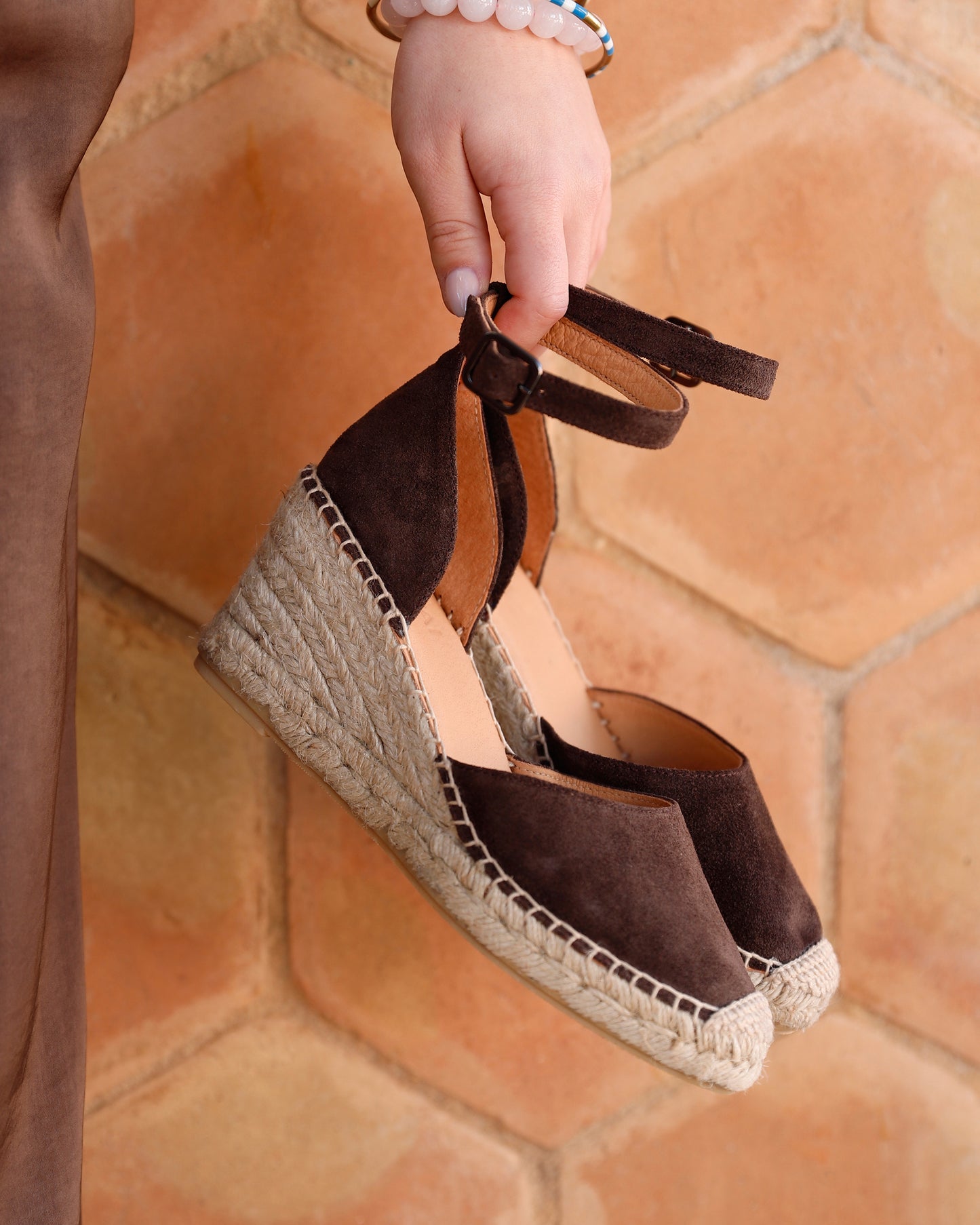 VIA VAI Flora Braid suède bruine espadrilles dames, vastgehouden in de hand.,,,