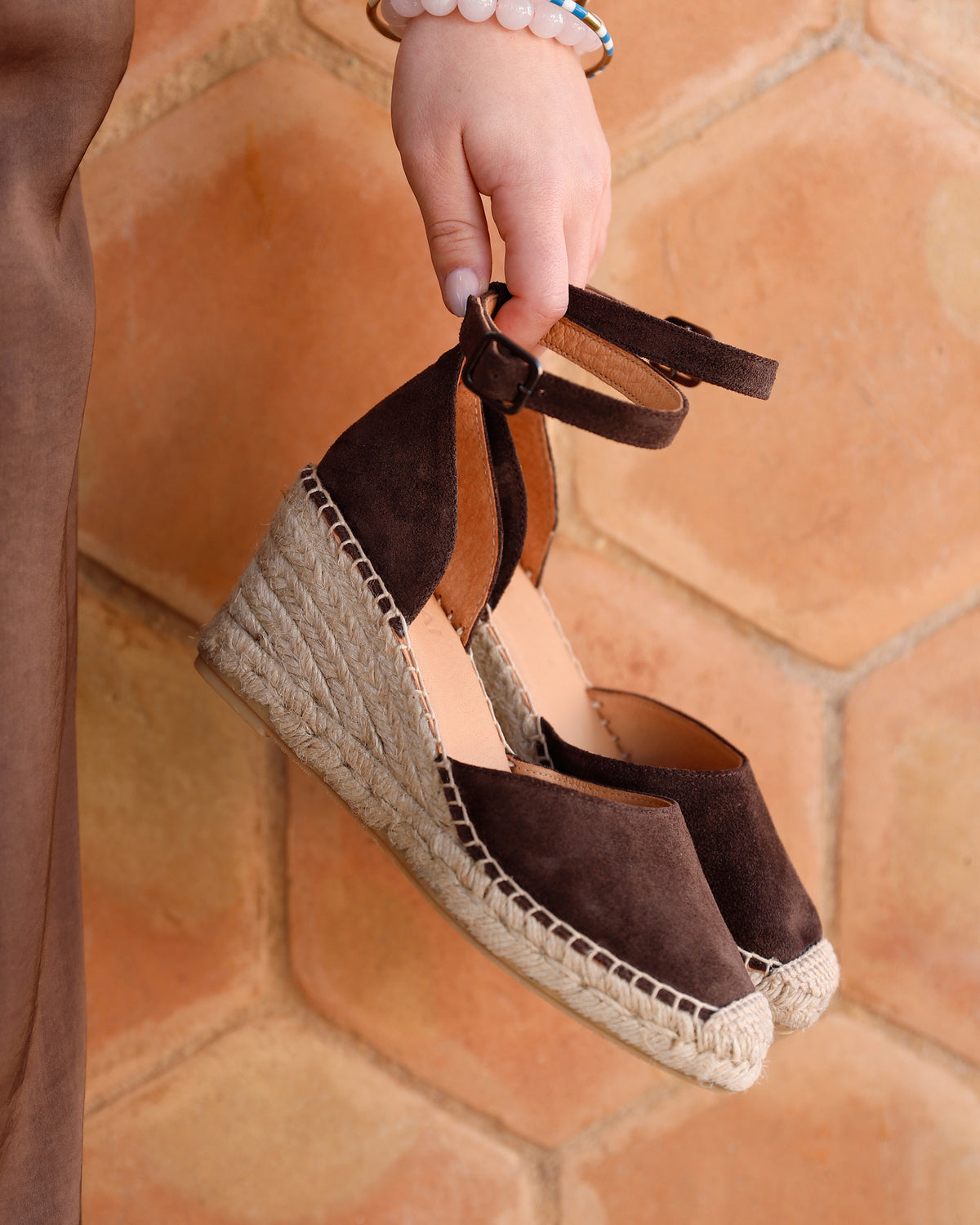 VIA VAI Flora Braid suède bruine espadrilles dames, vastgehouden in de hand.,,,