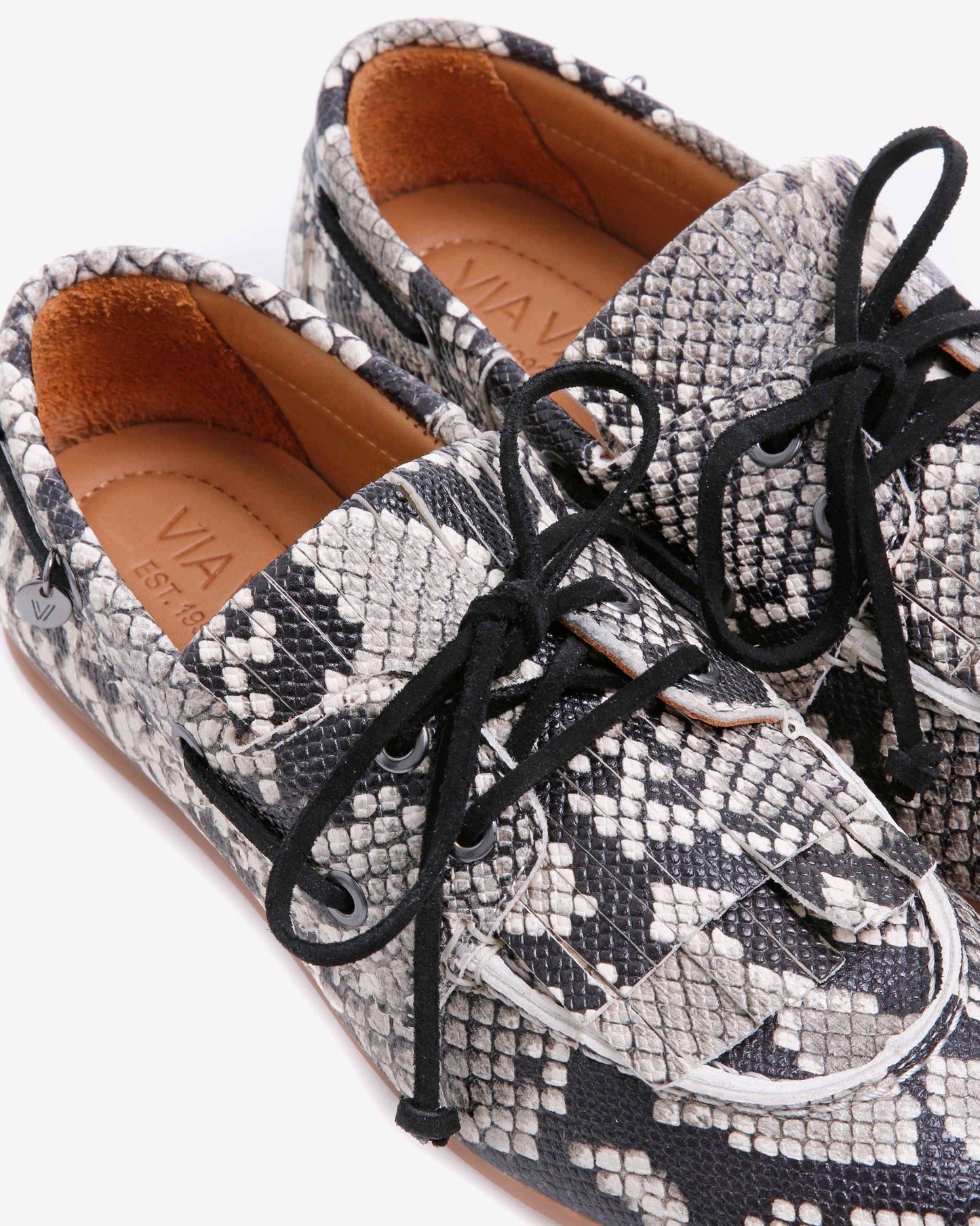VIA VAI June Loua slangenprint loafers dames – detail van materiaalstructuur in leer