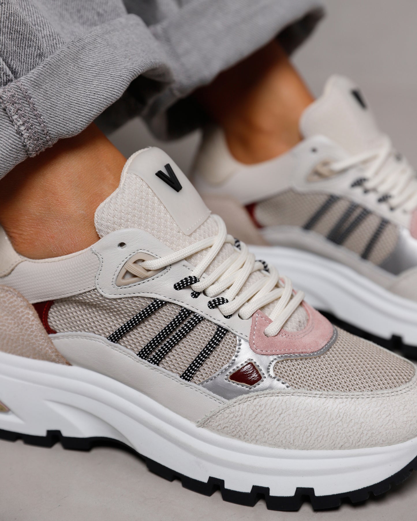 Detailfoto van gedragen aan de voet meerkleurige VIA VAI dames sneakers Liz Dae.