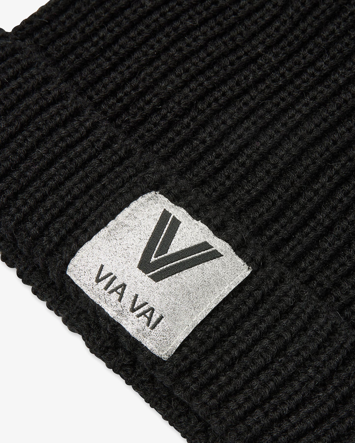 VIA VAI Zola Mae zwarte – detailaanzicht met logodetail