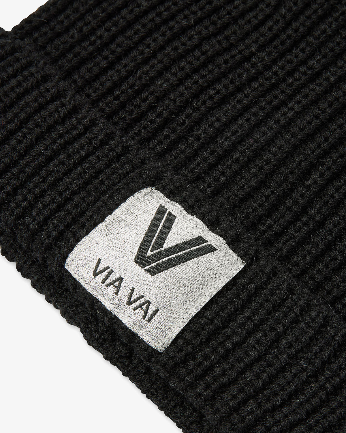 VIA VAI Zola Mae zwarte – detailaanzicht met logodetail