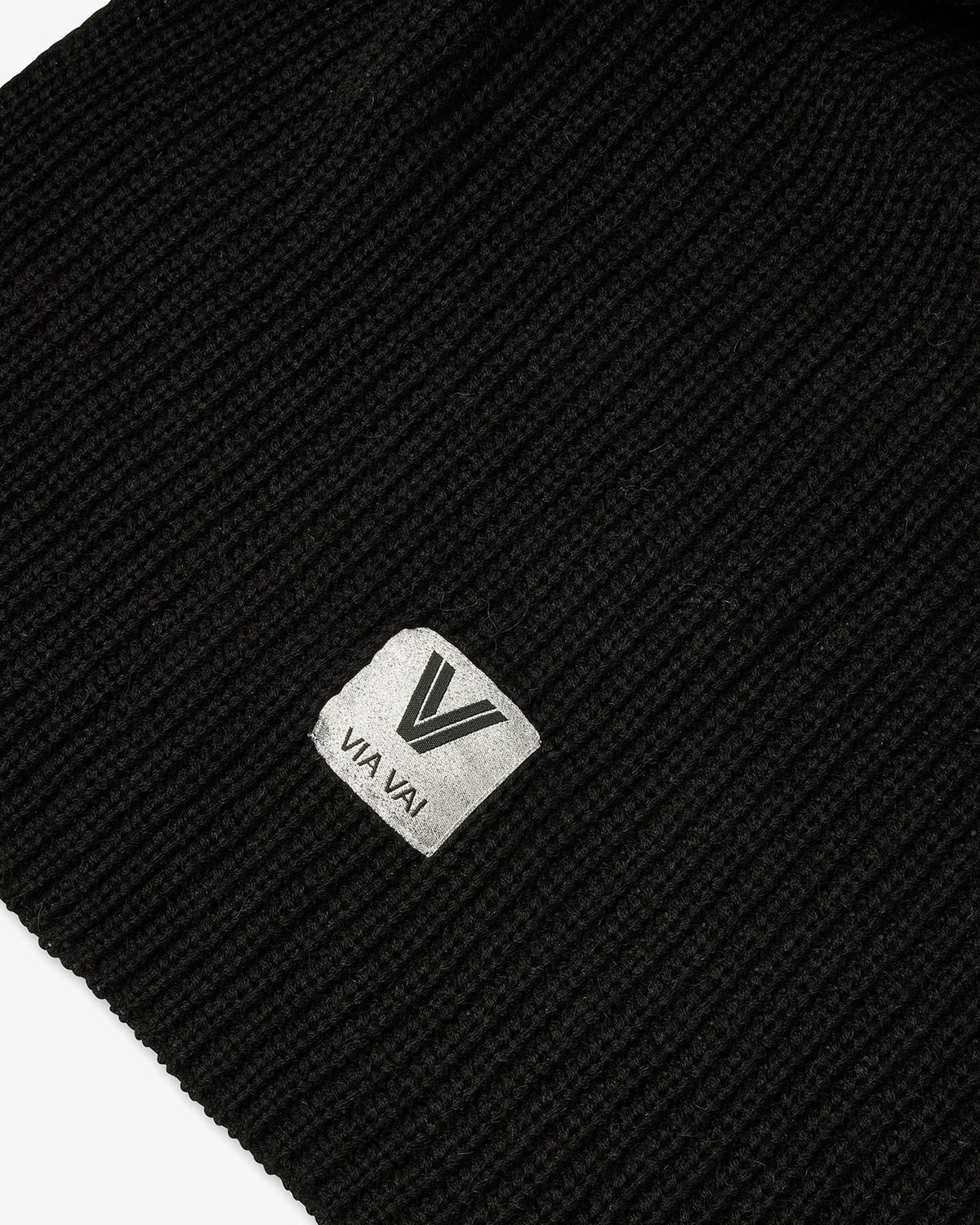 VIA VAI Dee Bryce zwarte sjaal – detailaanzicht met logodetail