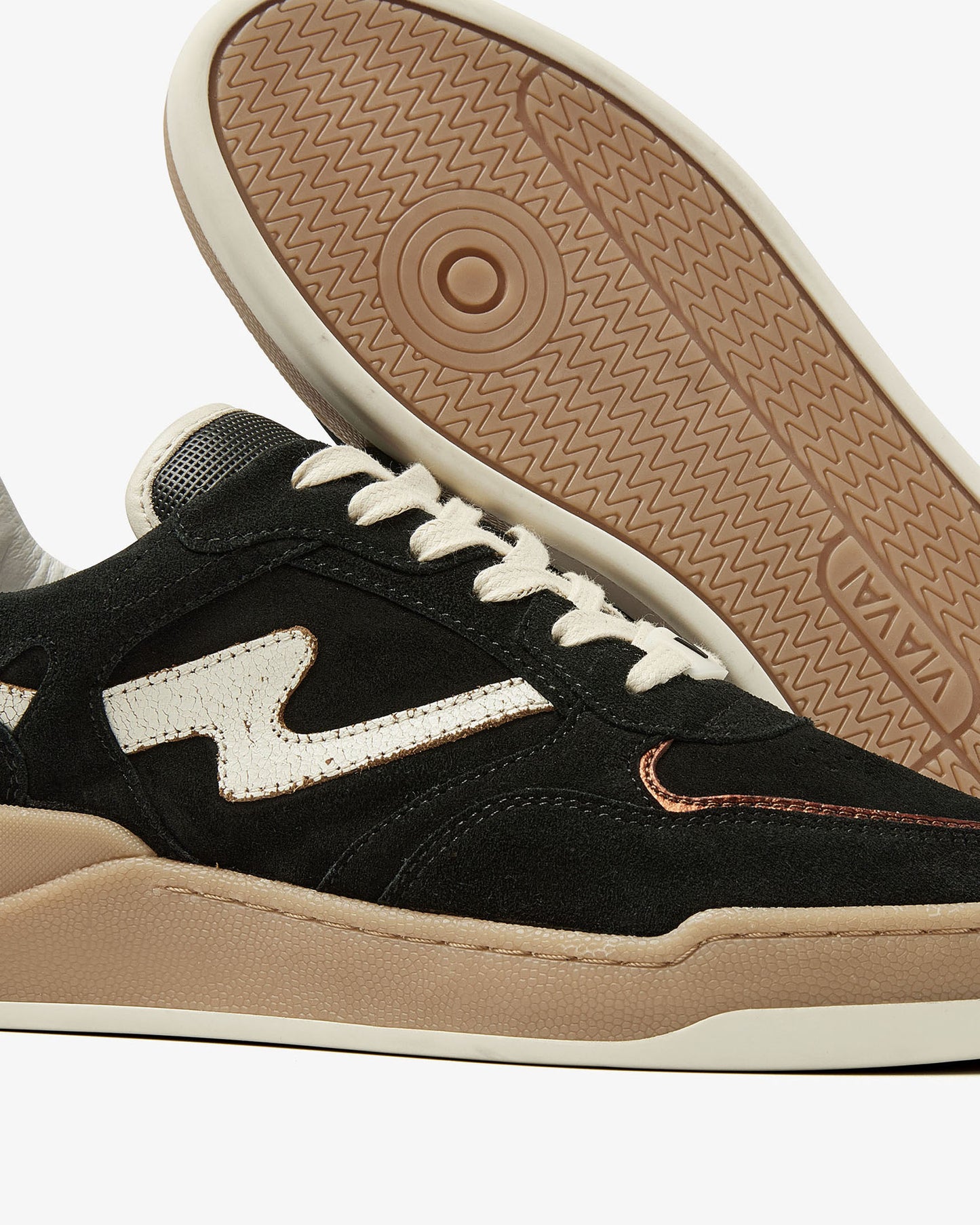 VIA VAI Sam Levi zwarte sneakers dames – detail van perforaties in leer en suède