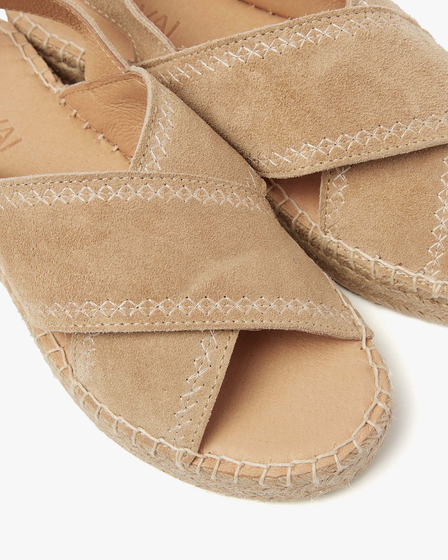 VIA VAI Mondi Sun beige sandalen dames – detail van stiksels in suède