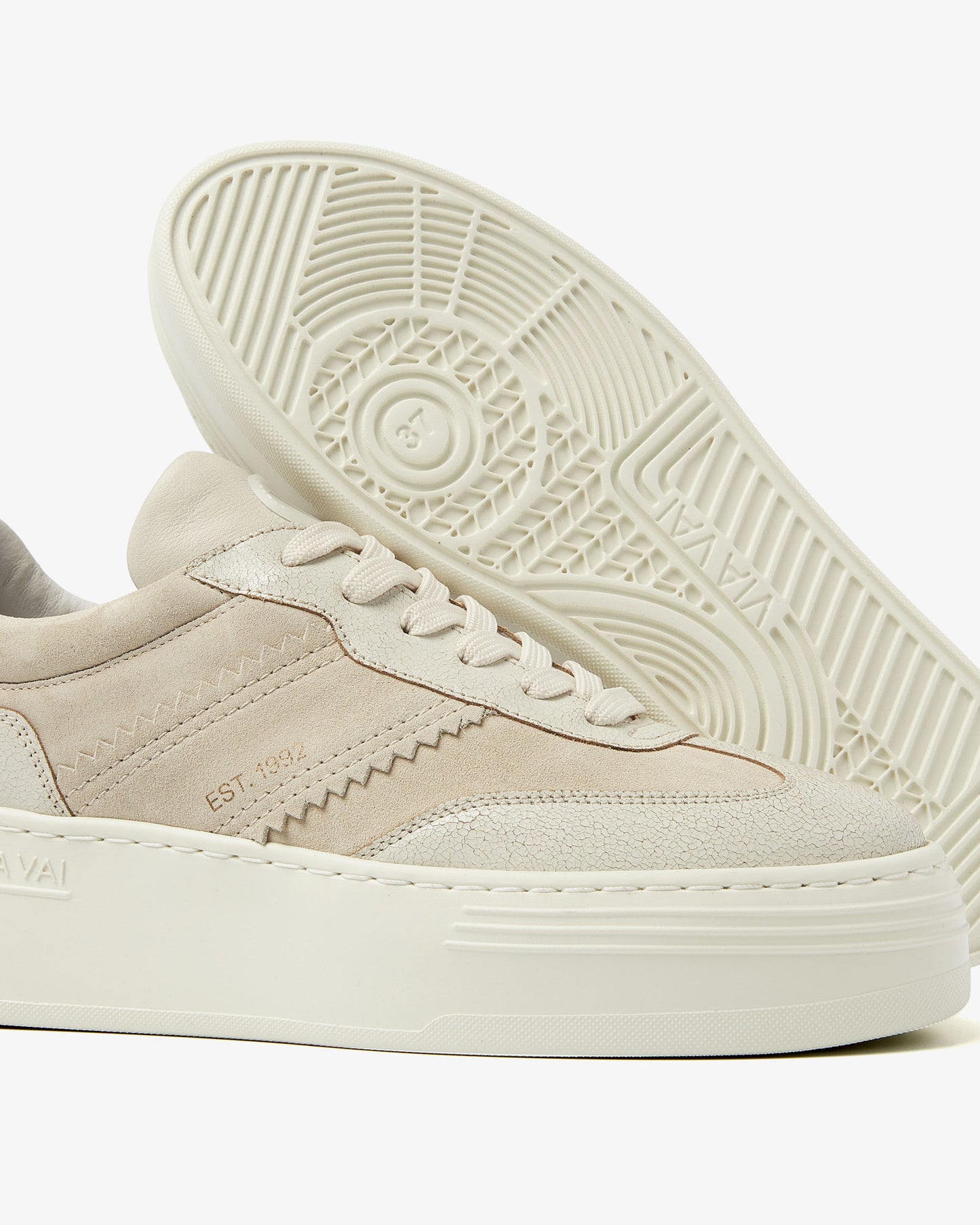 VIA VAI Isa Rue beige platform sneakers dames – detail van materiaalstructuur in leer en suède