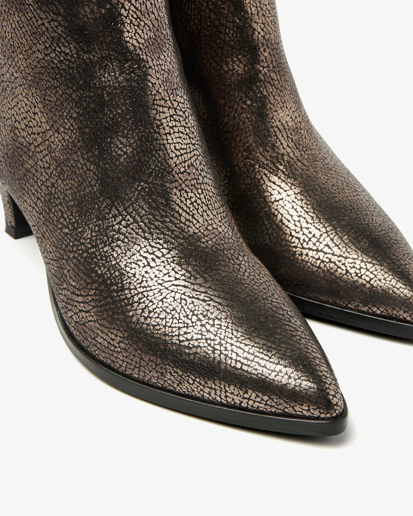 VIA VAI Lina Jackson metallic enkellaarsjes dames – detail van materiaalstructuur in leer