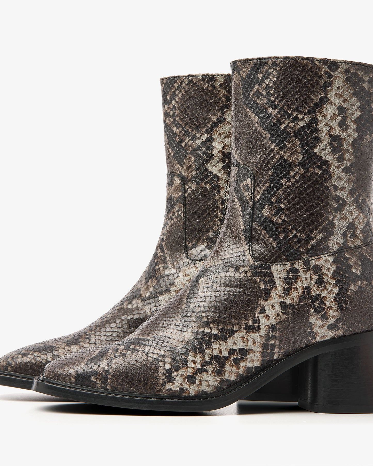 VIA VAI Zoey Cade slangenprint enkellaarsjes dames – detail van materiaalstructuur in leer