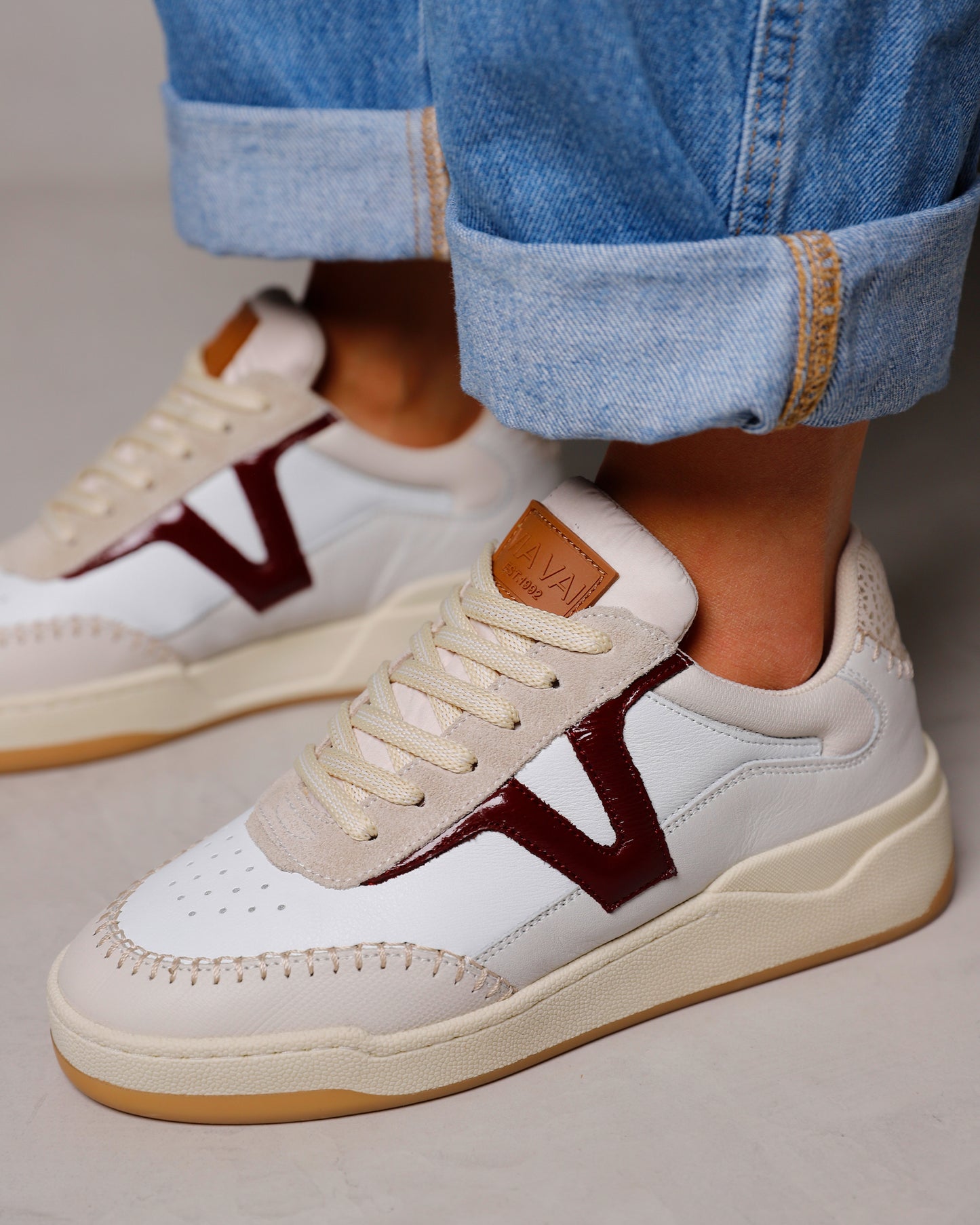 VIA VAI leren beige dames sneakers Sam Olivia, detailfoto gedrage aan de voet.
