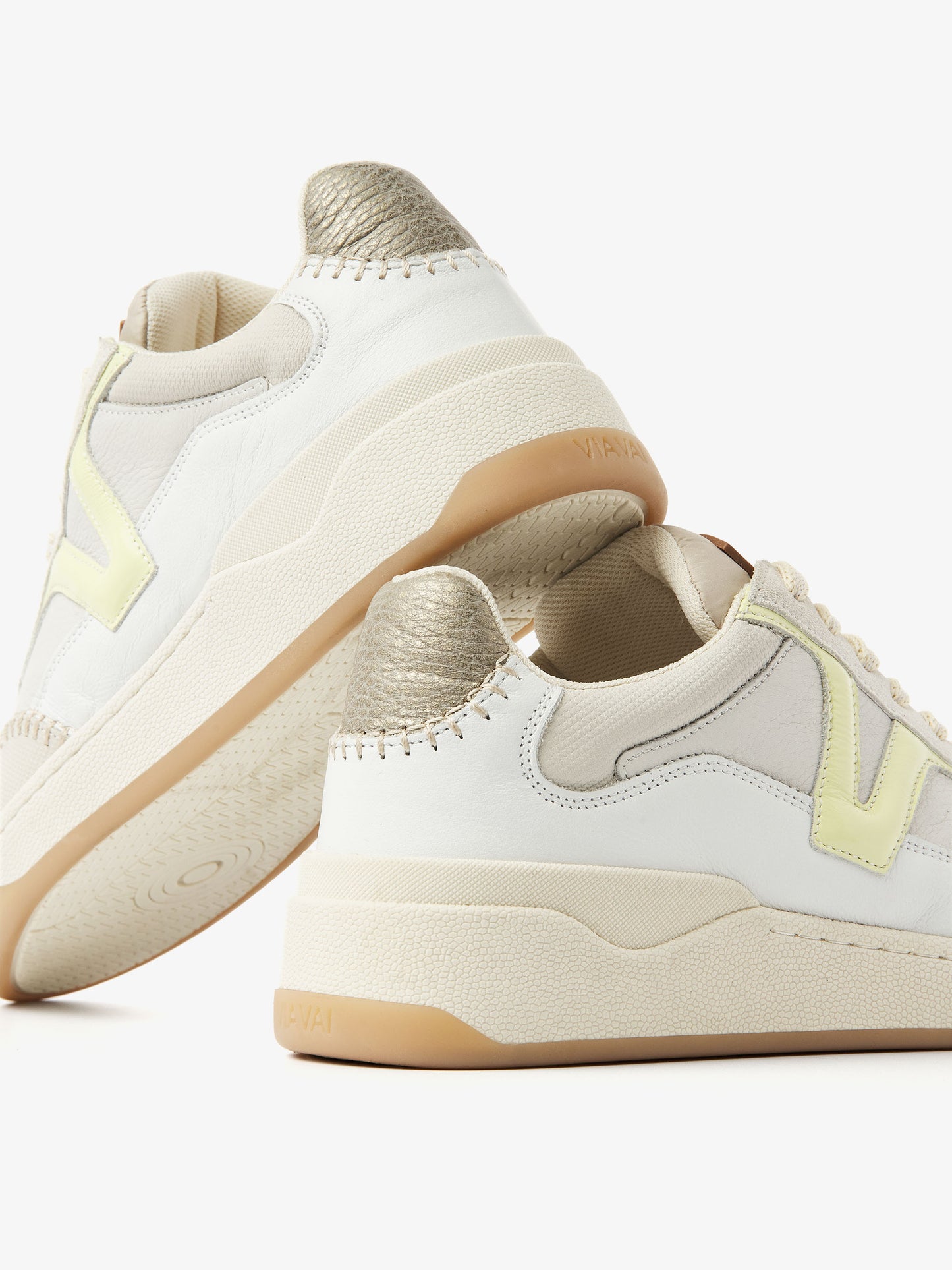 Detailfoto van beige VIA VAI dames sneakers Sam Olivia.
