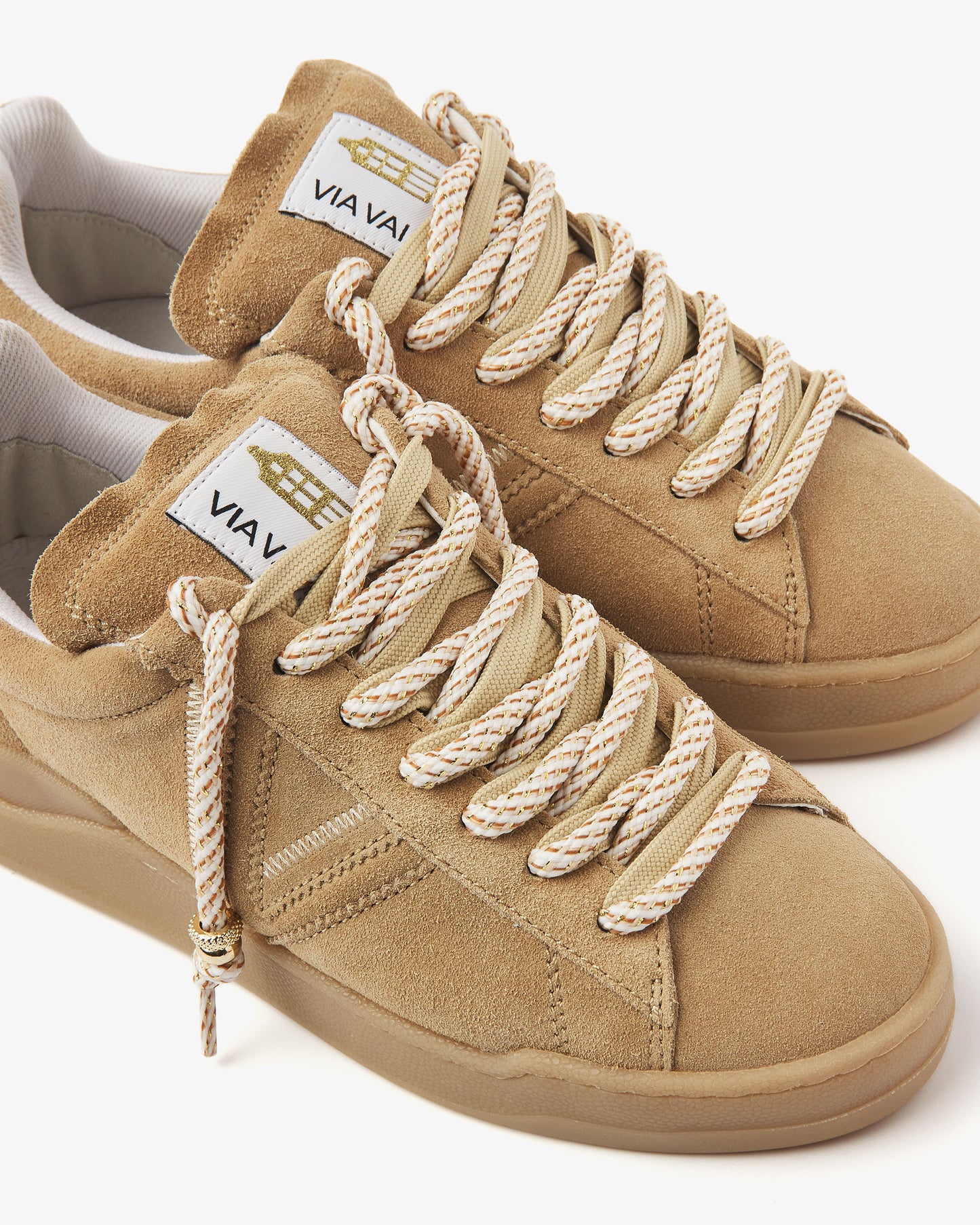 Suède beige VIA VAI Sam Kyli dames sneakers, detailfoto.