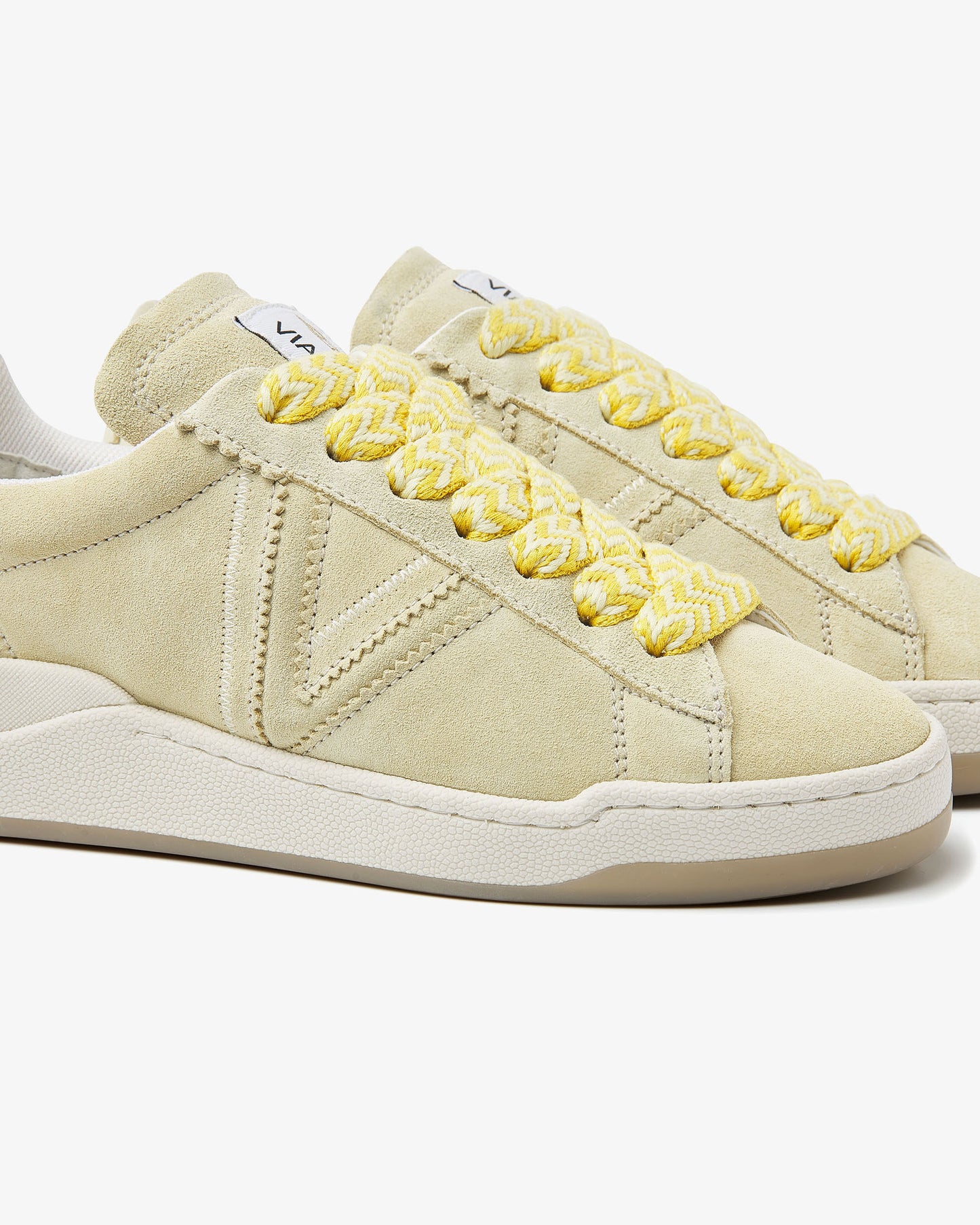 VIA VAI Sam Kyli gele sneakers dames – detail van stiksels in suède en mesh