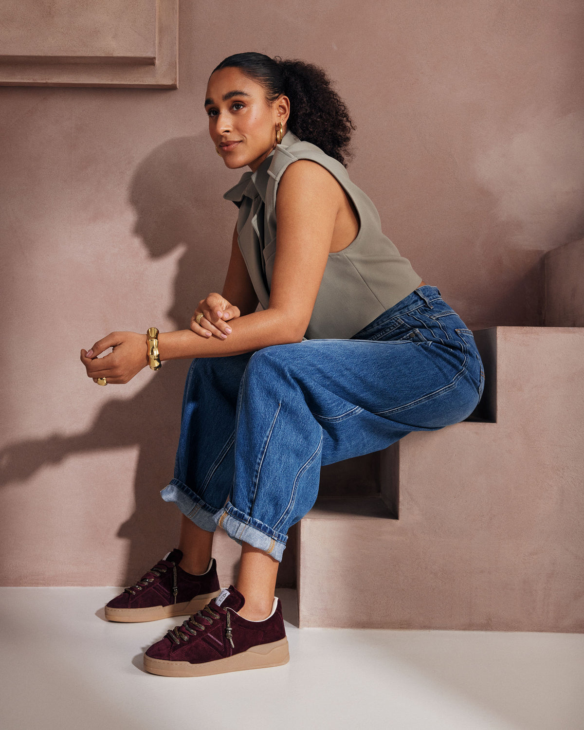 VIA VAI Sam Kyli burgundy chunky sneakers dames – gestyled in buitenomgeving