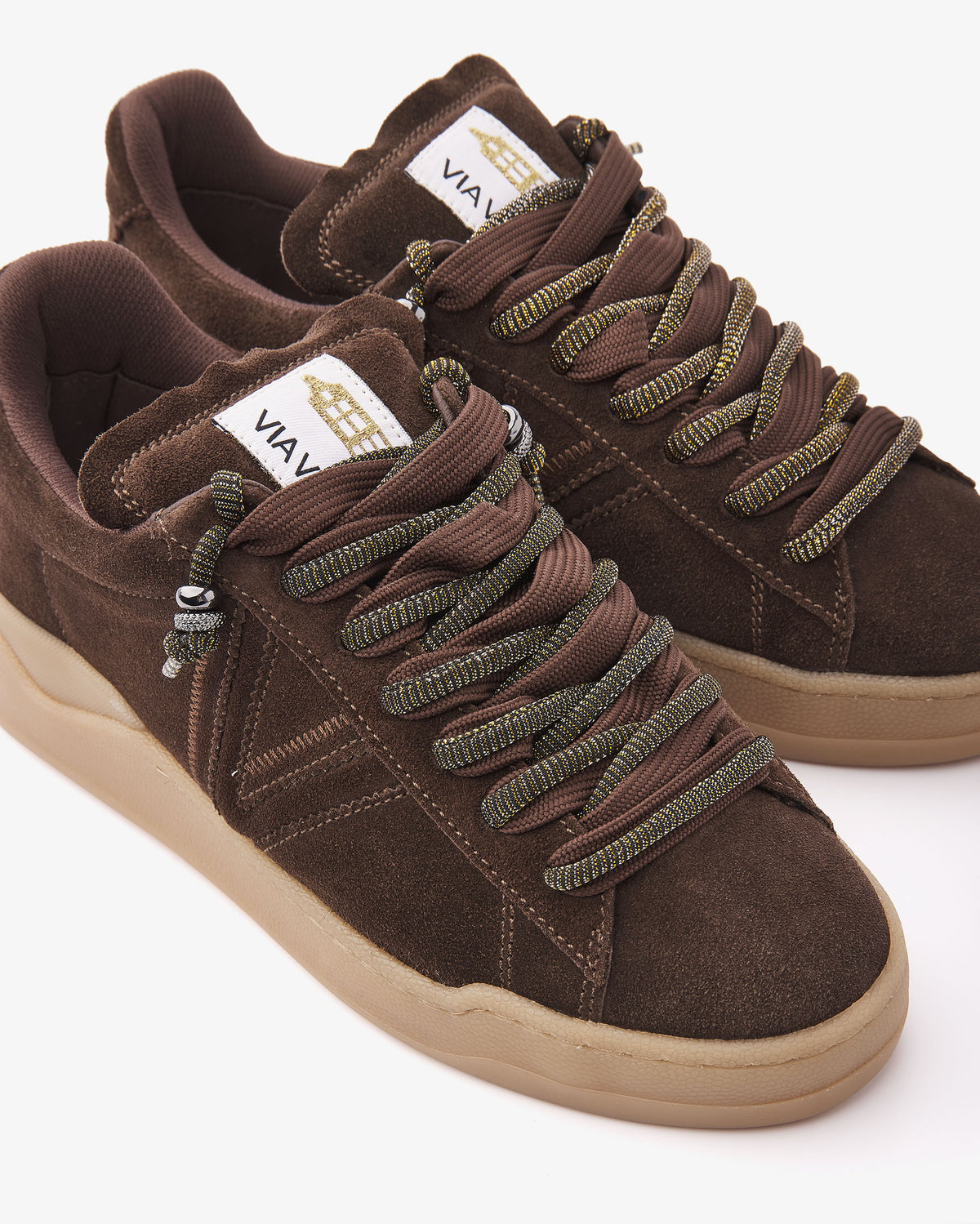 VIA VAI Sam Kyli bruine sneakers dames – detail van stiksels in suède en mesh