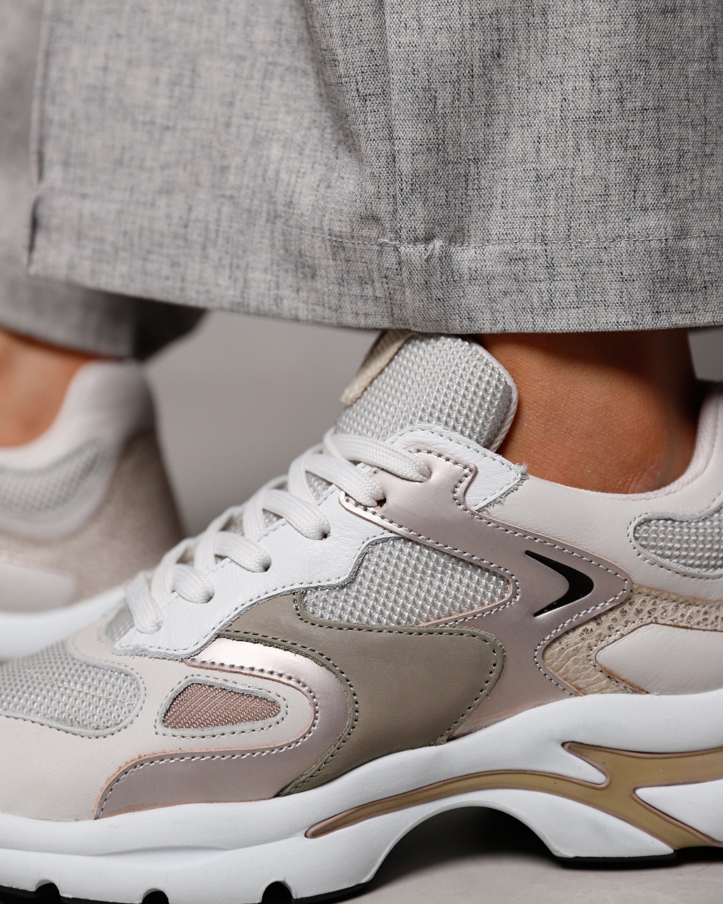 Aan de voet gedragen detailfoto van beige VIA VAI dames sneakers Vesper Due.
