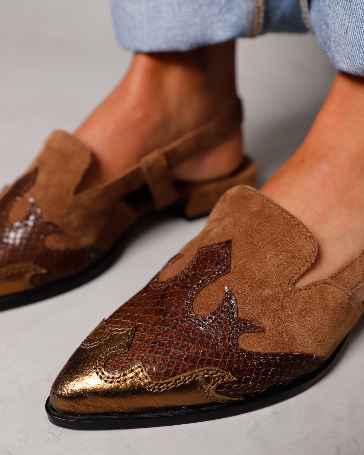 VIA VAI cognac dames slingback Jazz Vaienna, gedragen aan de voet detailfoto.
