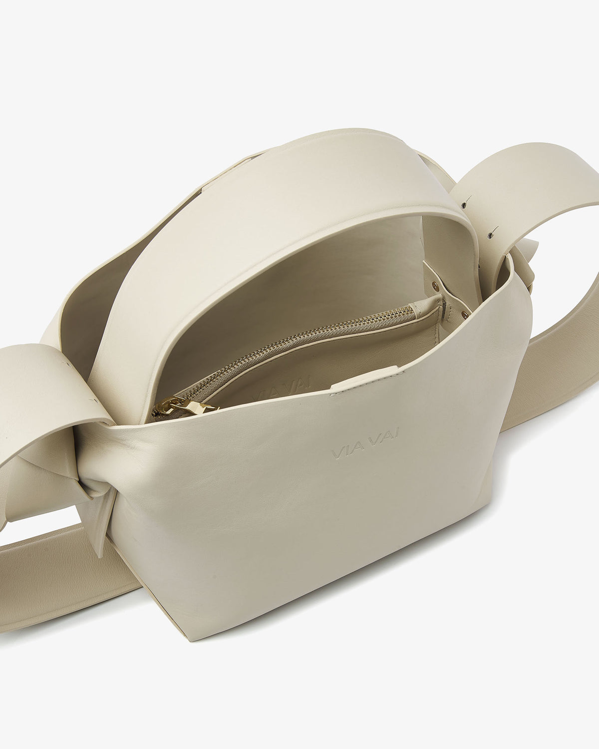 VIA VAI Nodo Fabi beige crossbodytas – detailaanzicht met logodetail