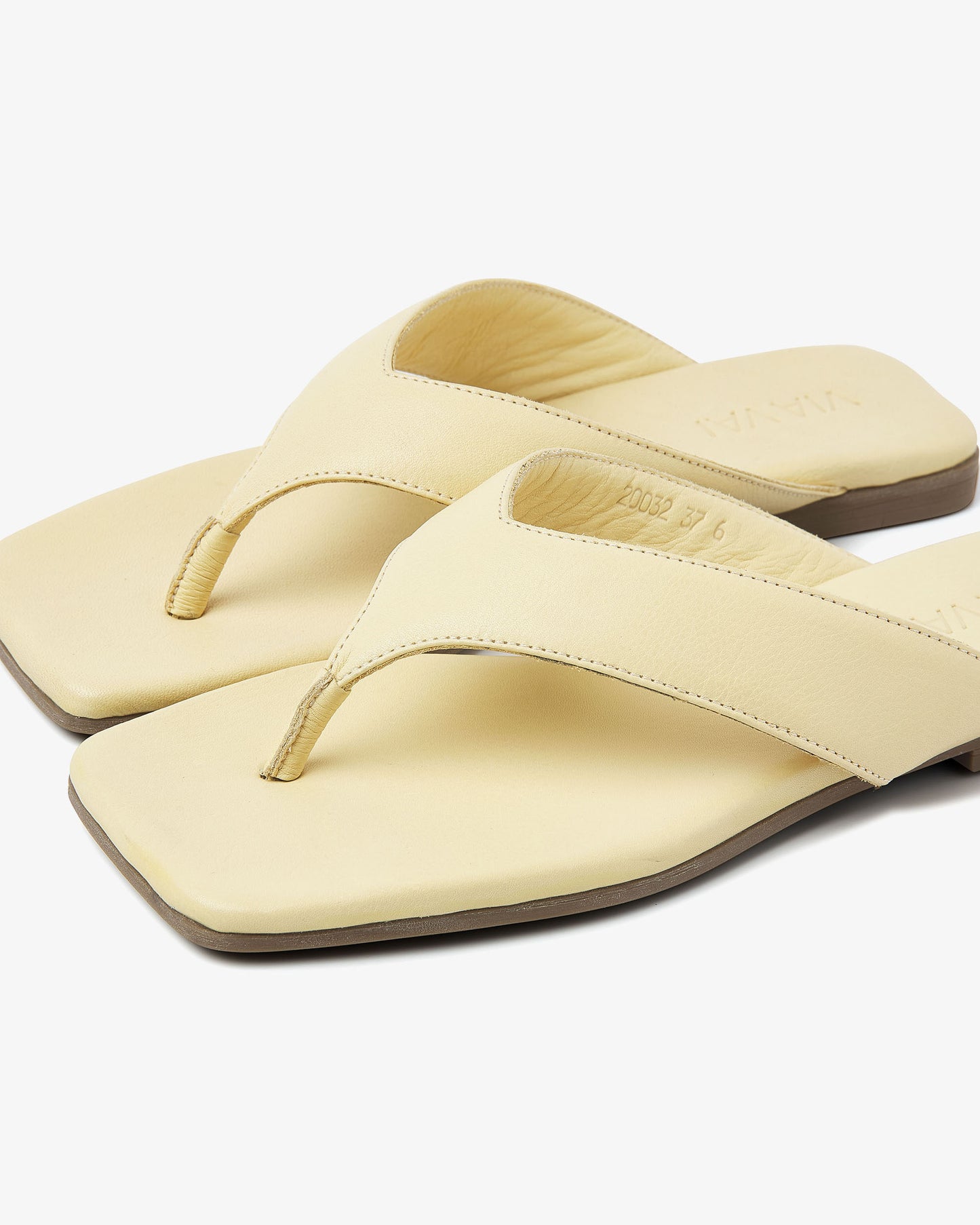 VIA VAI Kiki Berry gele slippers dames – detail van materiaalstructuur in leer