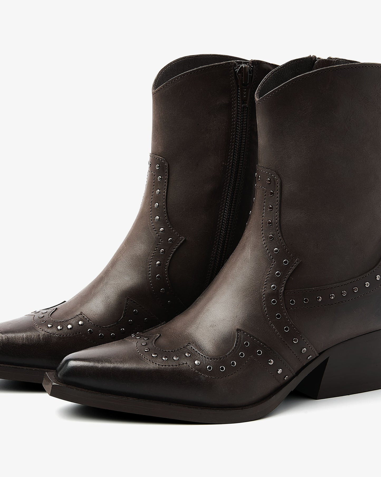 VIA VAI Do Felix bruine enkellaarsjes dames – detail van studs in leer