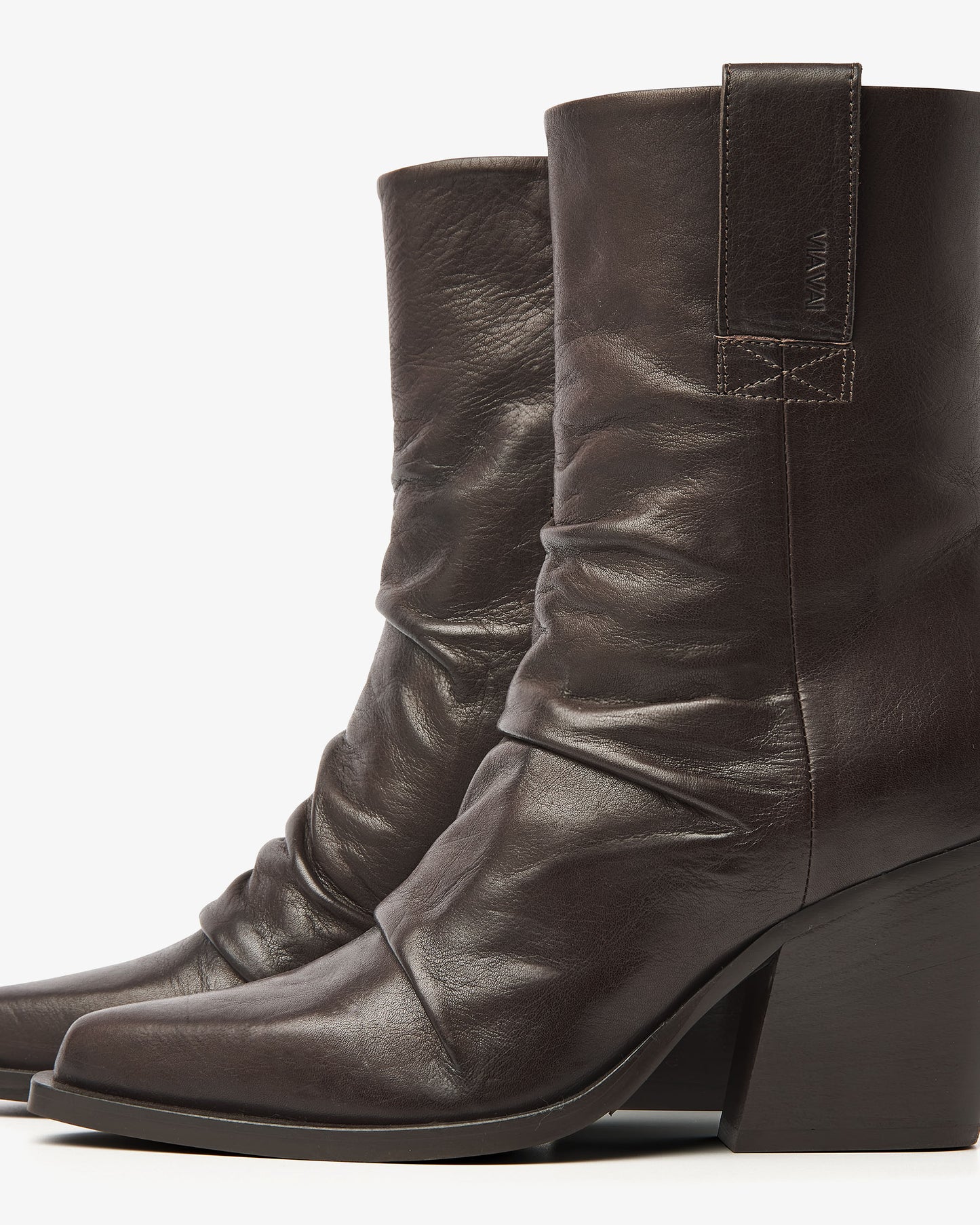 VIA VAI Gioia Stella bruine enkellaarsjes dames – detail van materiaalstructuur in leer