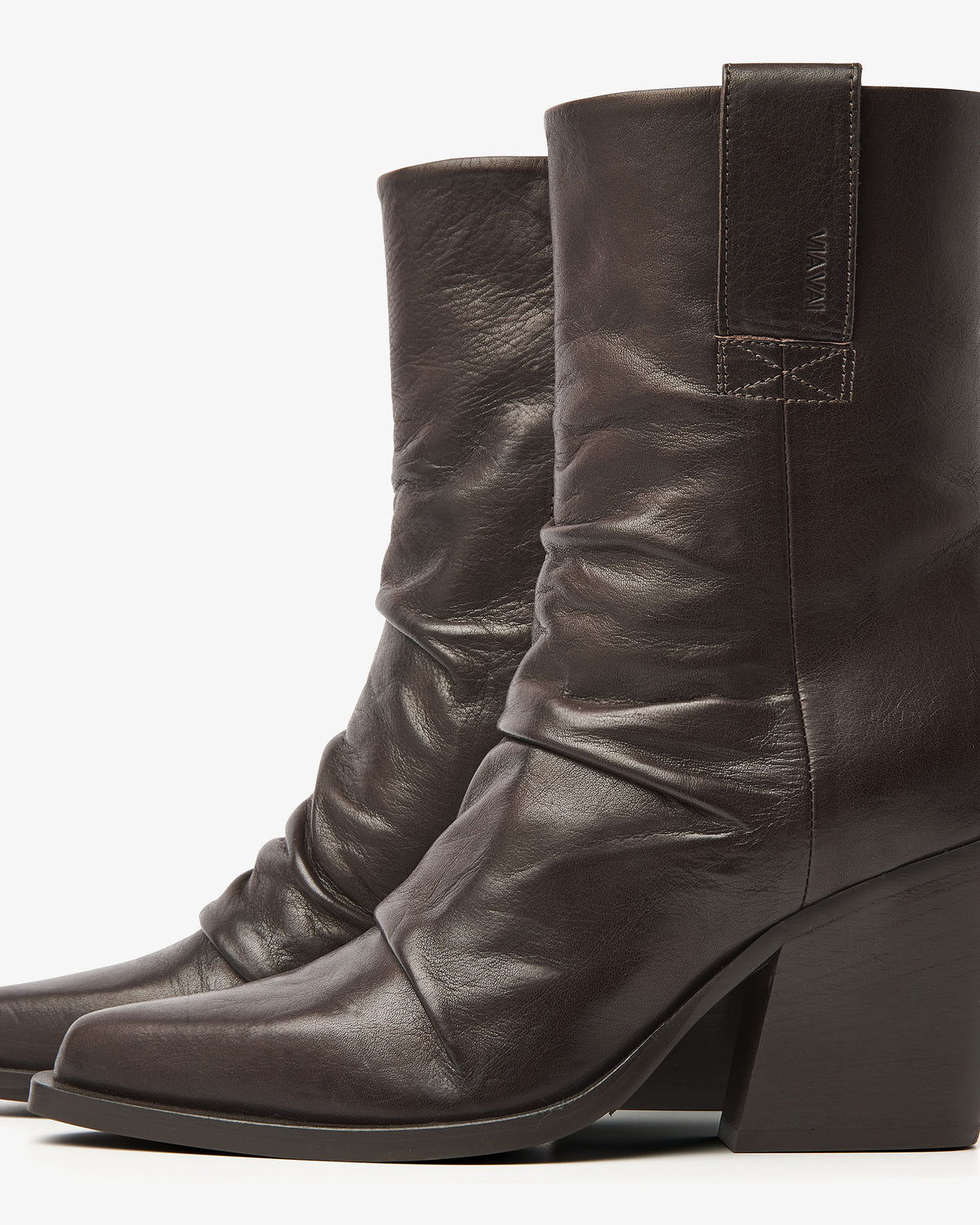 VIA VAI Gioia Stella bruine enkellaarsjes dames – detail van materiaalstructuur in leer